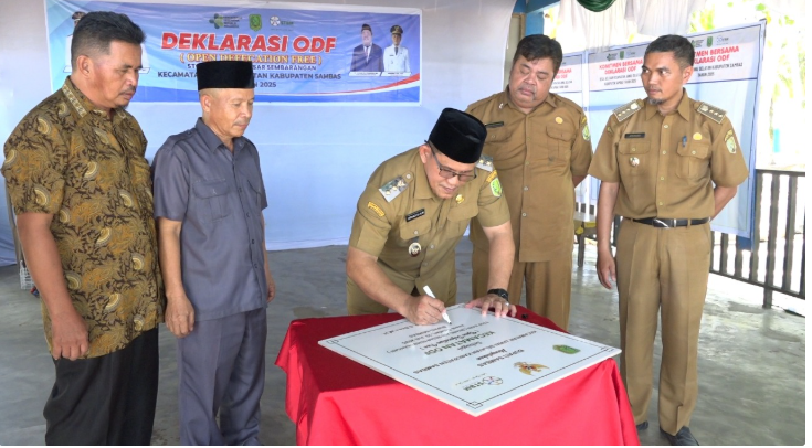 WAKIL BUPATI HEROALDI MENYAKSIKAN DEKLARASI ODF DESA DAN KECAMATAN JAWAI SELATAN