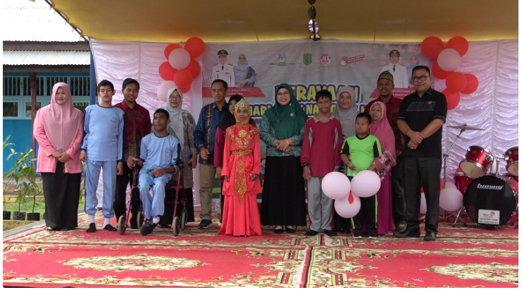 Wajah Ceria Terpancar Pada Pelajar SLBN Sambas di Peringatan HAN ke-41