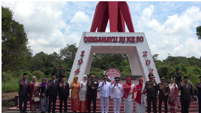 Bupati Dan Wakil Bupati Sambas lakukan Ziarah Nasional Di Taman Makam Pahlawan, Pada HUT ke-80 RI