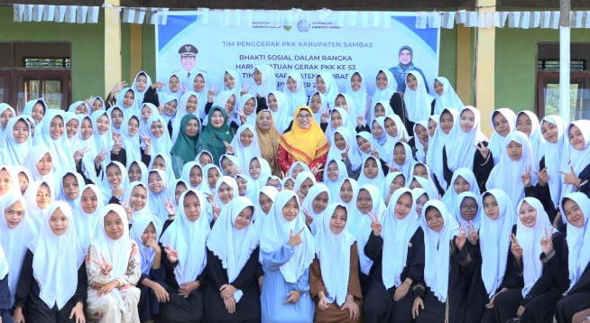 BHAKTI SOSIAL DALAM RANGKA HARI KESATUAN GERAK PKK KE 53 TINGKAT KABUPATEN SAMBAS, YUNISA BERSAMA PENGURUS KUNJUNGI PONPES HUSNUL MUBARAK