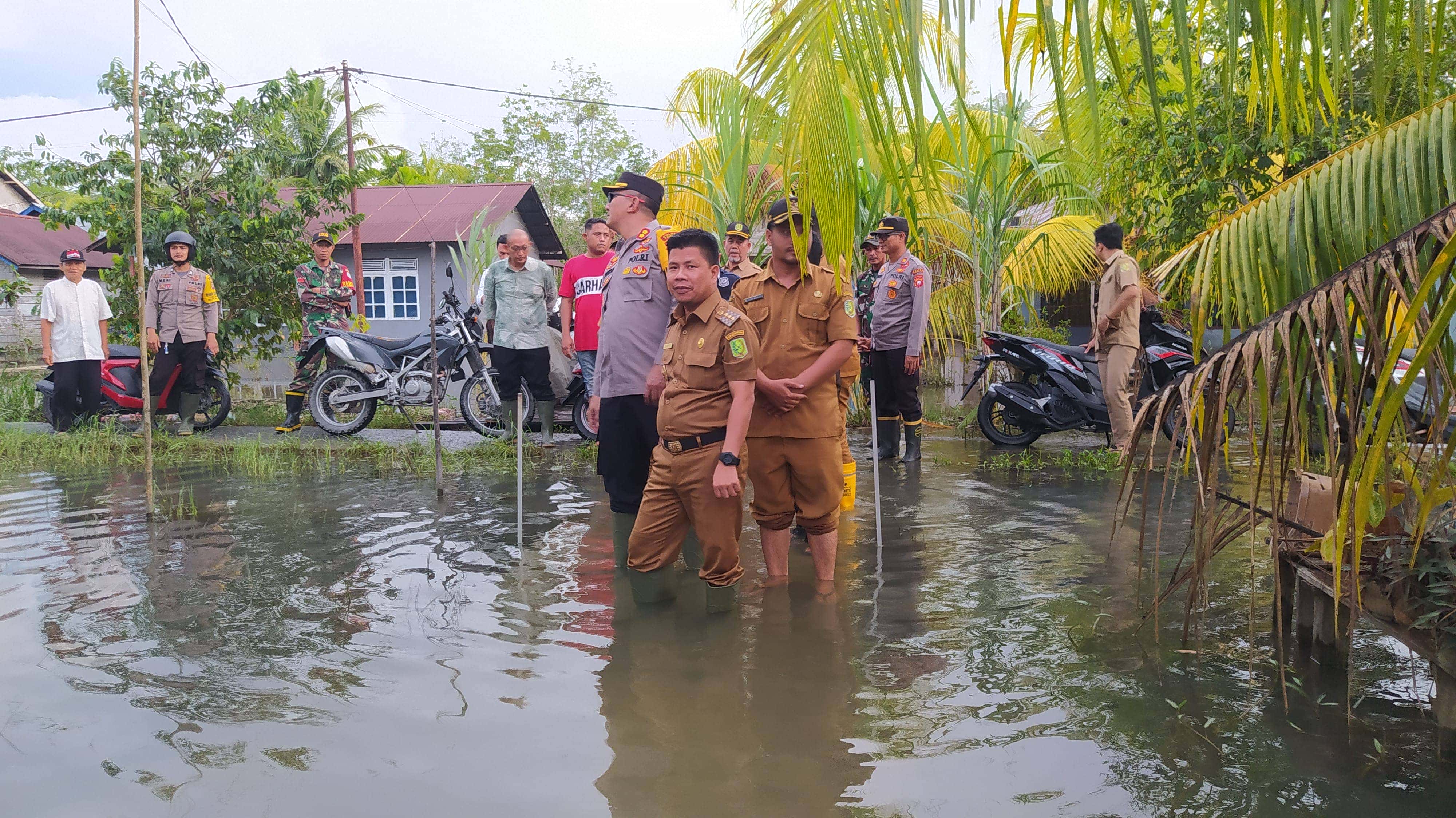 PRIHATIN AKAN WARGANYA, BUPATI SAMBAS SATONO KEMBALI SAMBANGI WARGA DAMPAK BANJIR DI PIPIT TEJA