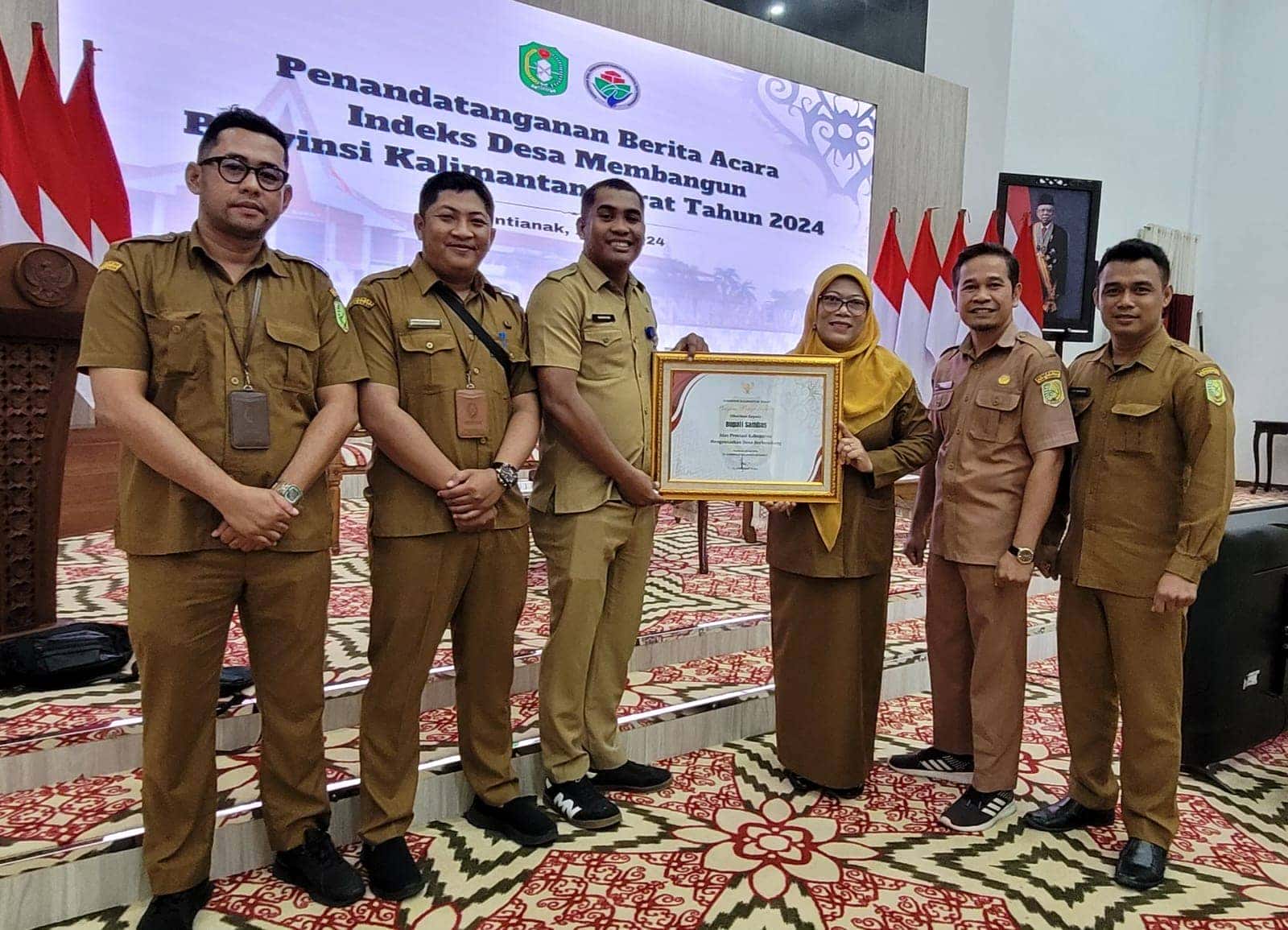 Pemerintah Kabupaten Sambas Terima Penghargaan Atas Prestasi Kabupaten Mengentaskan Desa Berkembang