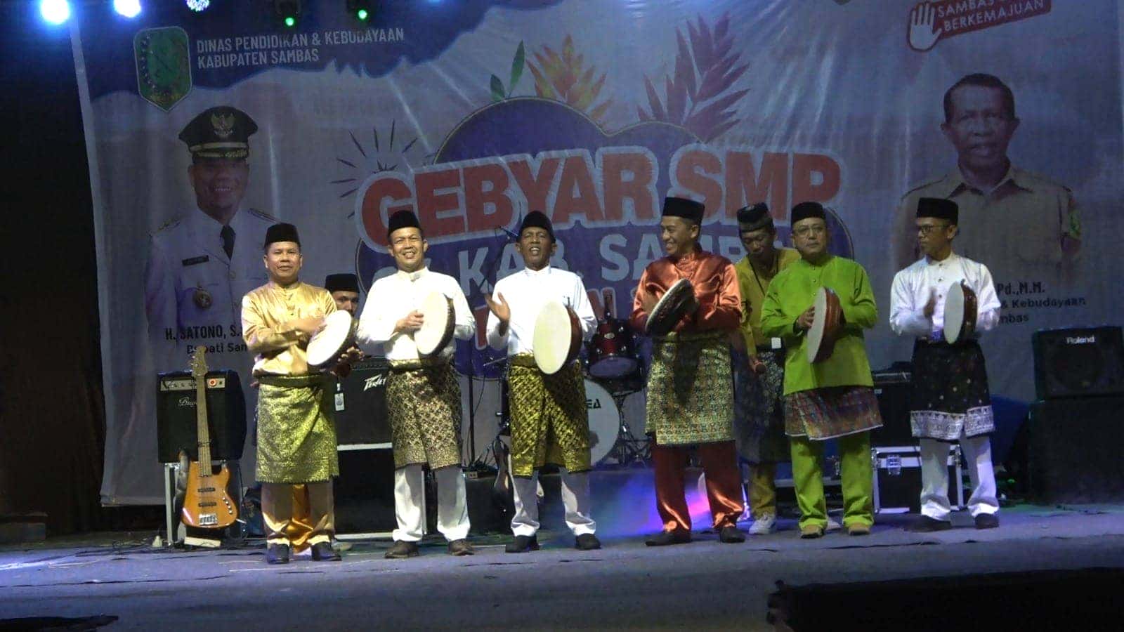 BUPATI SATONO BUKA GEBYAR SMP SE KAB. SAMBAS YANG DIPADATI OLEH RIBUAN MASYARAKAT