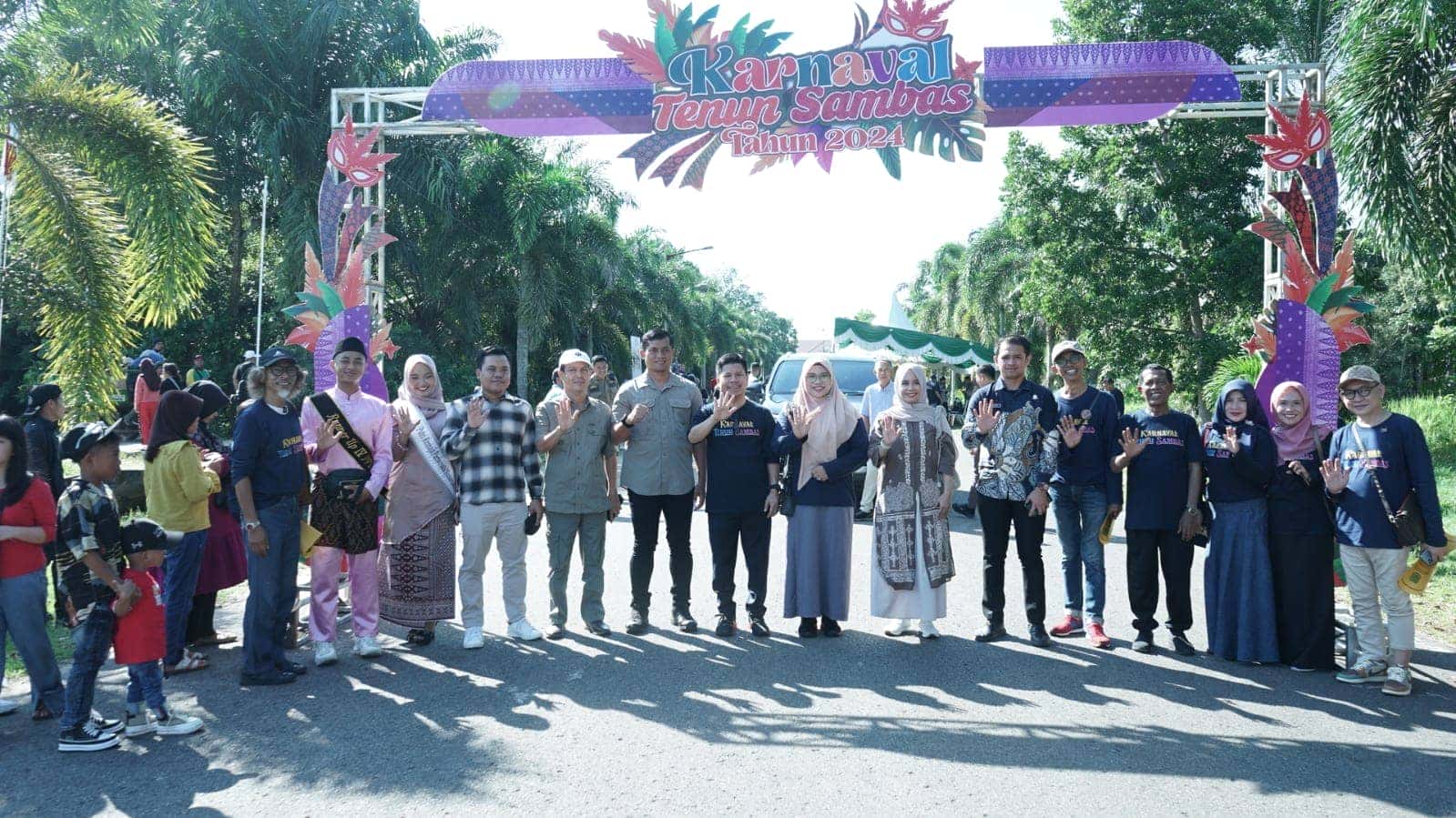 Pemerintah Kabupaten Sambas, mempromosikan produk tenun songket melalui Karnaval Tenun Sambas.