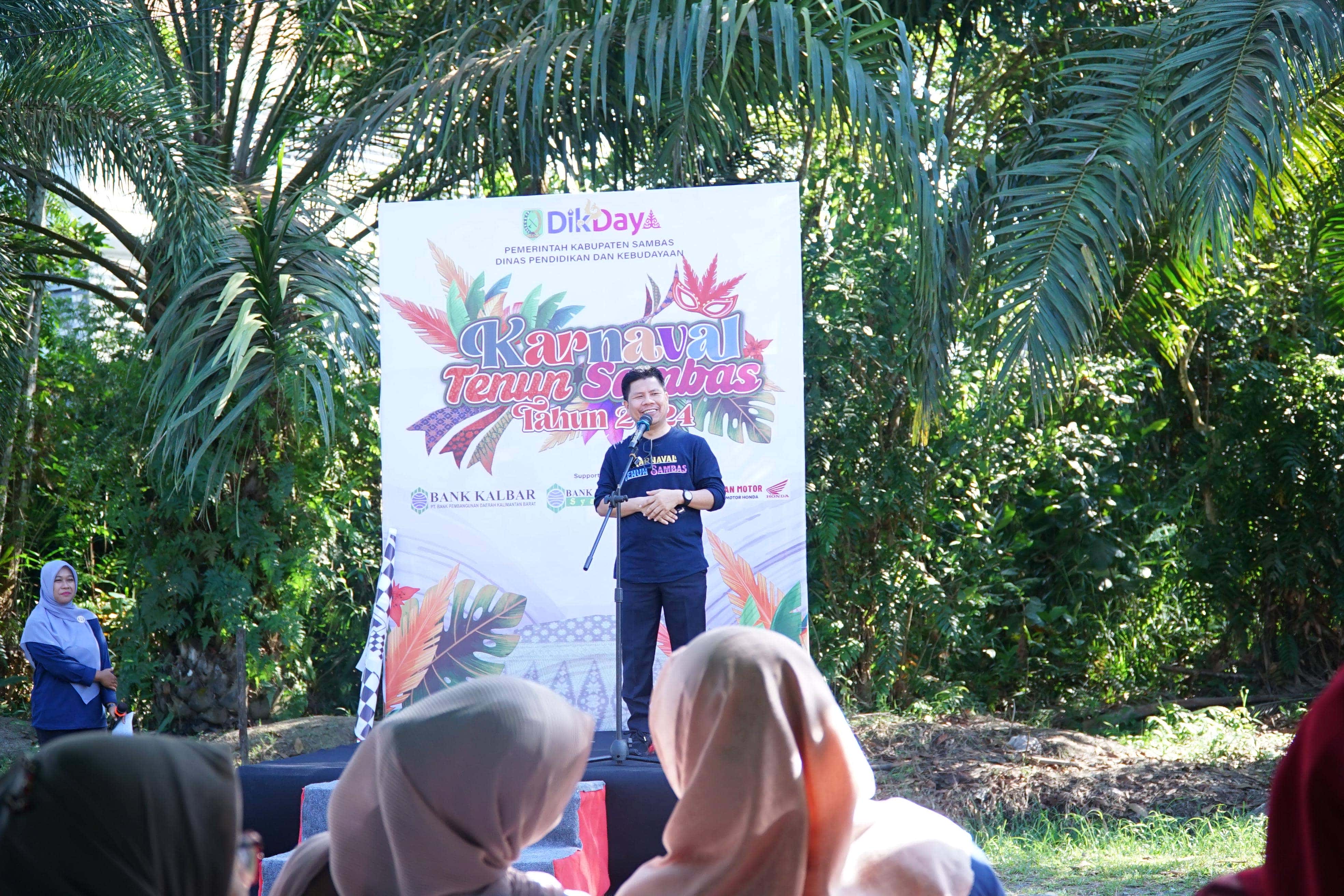 Lepas 34 Peserta Karnaval tenun sambas, Bupati Satono Harap Pelestarian Budaya Tenun Sambas terus terjaga