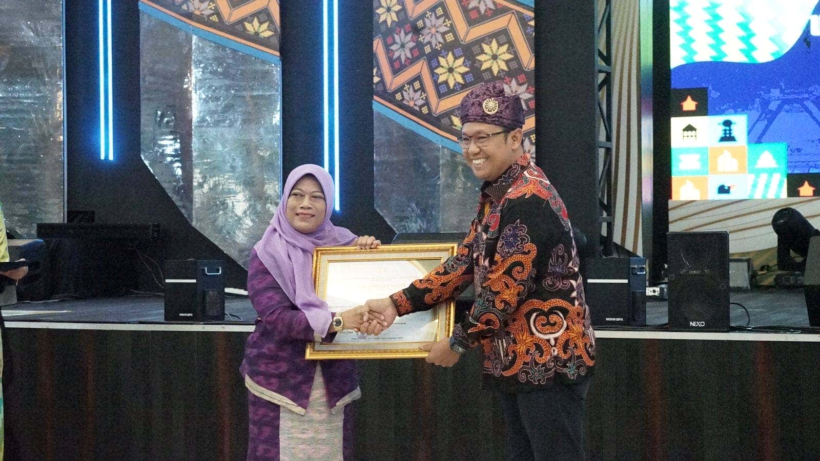 BUPATI SAMBAS SATONO MENDAPATKAN PENGHARGAAN DARI KEMENDES PDTT ATAS KOMITMEN PEMBANGUNGAN DESA DI KAB. SAMBAS