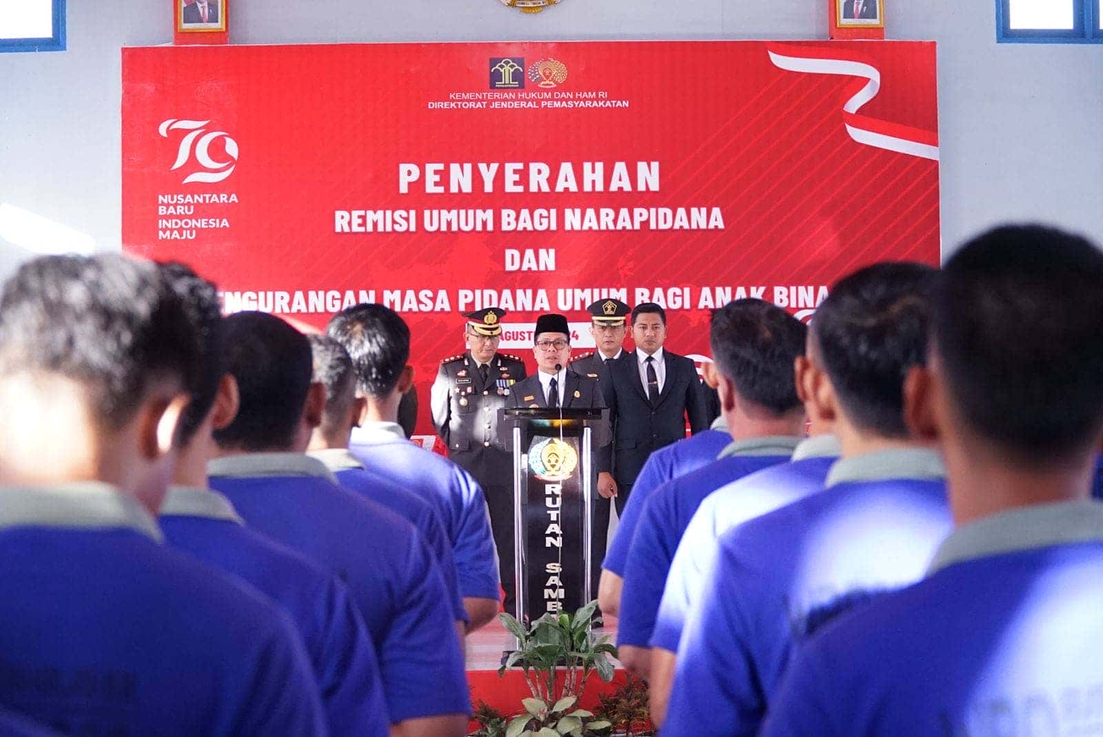 HUT KE 79 KEMERDEKAAN RI, BUPATI SATONO SERAHKAN REMISI NARAPIDANA RUTAN SAMBAS