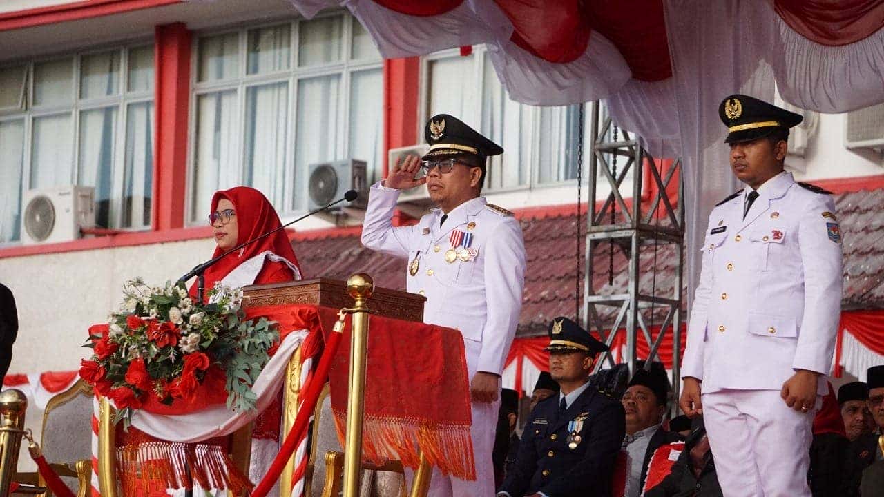 Bupati Satono Pimpin Upacara Peringatan Detik-Detik Proklamasi ke 79 di Halaman Kantor Bupati Sambas