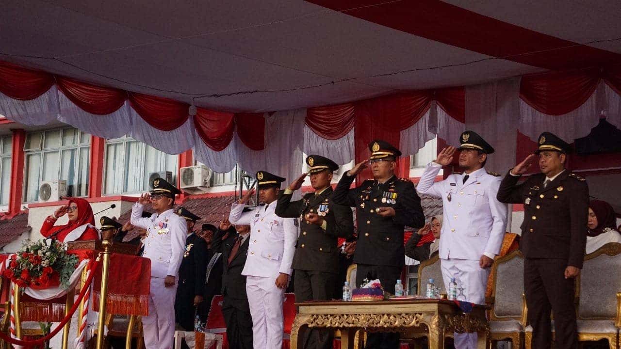 BUPATI SATONO KEMBALI MENJADI IRUP DI PENURUNAN BENDERA HUT RI KE 79