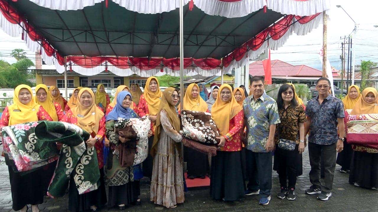 PENYERAHAN 500 KARPET DARI FOGOROMAS KEPADA TP PKK SERTA BKMT SEKABUPATEN SAMBAS