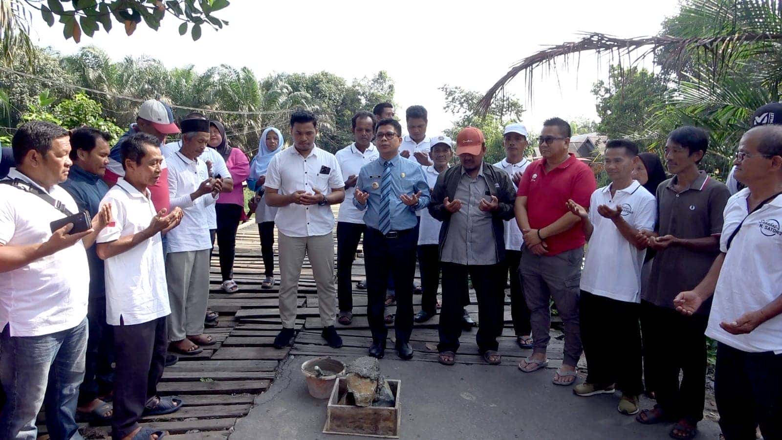 Bupati Sambas Resmikan Peletakan Batu Pertama Pembangunan Jembatan Berkemajuan di Desa Lubuk Dagang