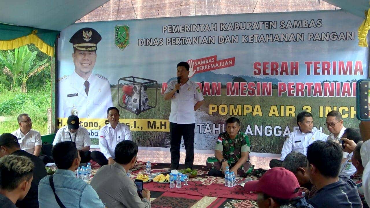 Serahkan Bantun Alsintan Pompa Air  Bupati Satono Harap Potensi Pertanian Sambas Dapat Dimksimalkan