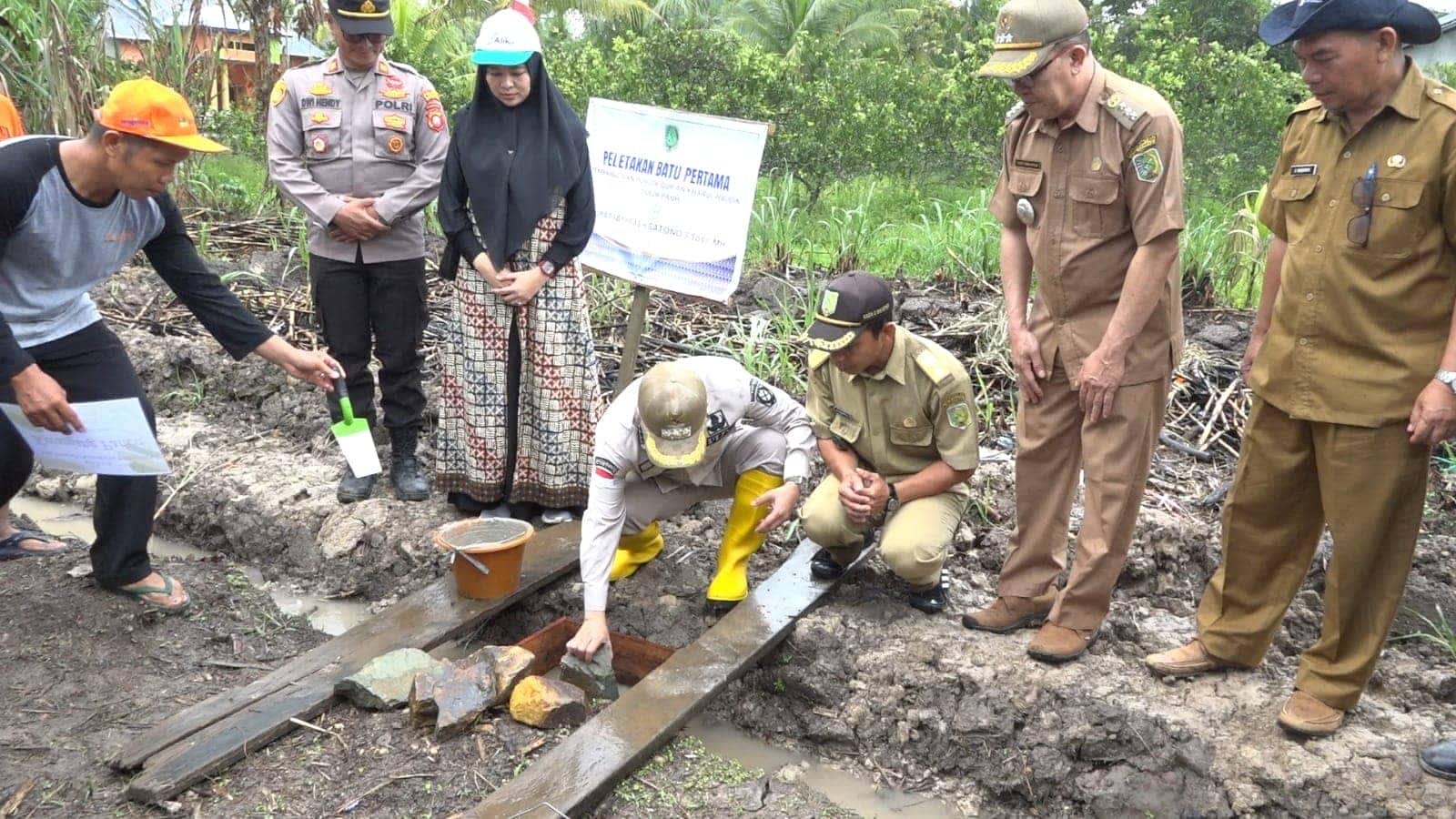 DUKUNG PROGRAM SAMBAS BERIMAN DAN 1000 TAHFIZ QURAN, BUPATI SATONO LETAKKAN BATU PERTAMA PEMBANGUNAN PONDOK QUR’AN