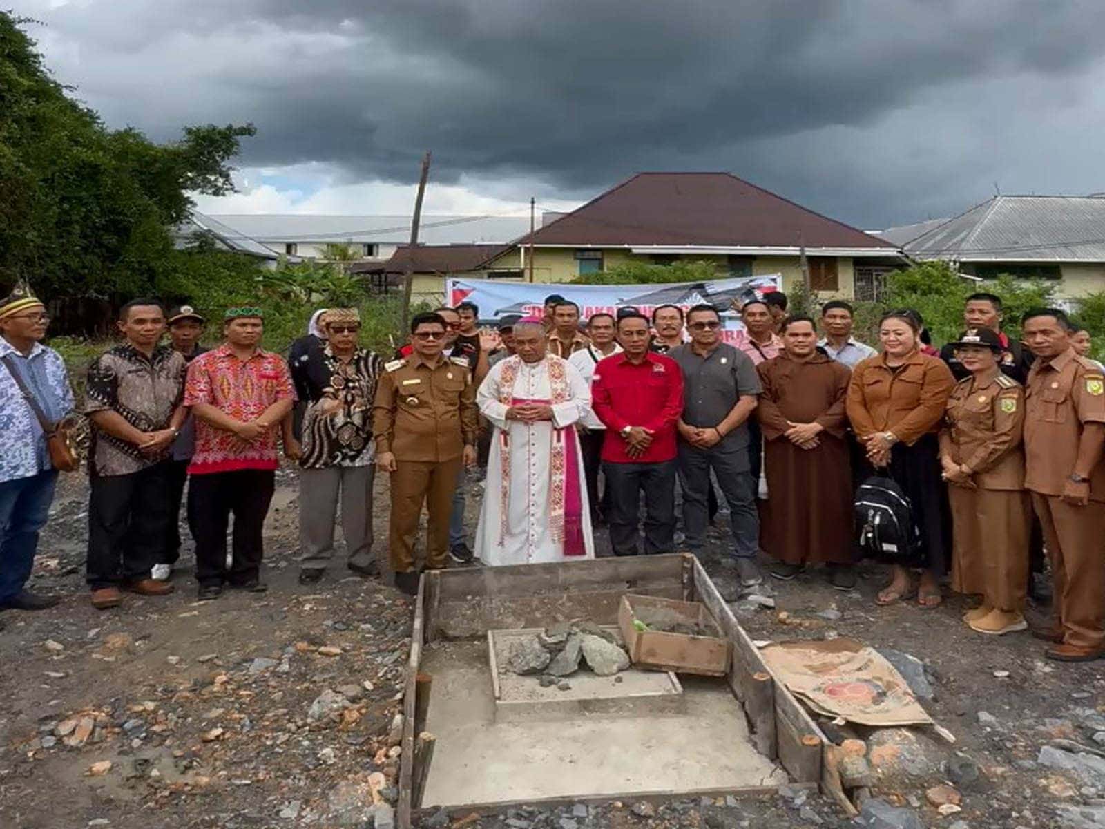 Bupati Sambas Letakkan Batu Pertama Pembangunan Gedung Pastoran Paroki Sambas: Kewajiban dalam Mewujudkan Sambas Berkemajuan