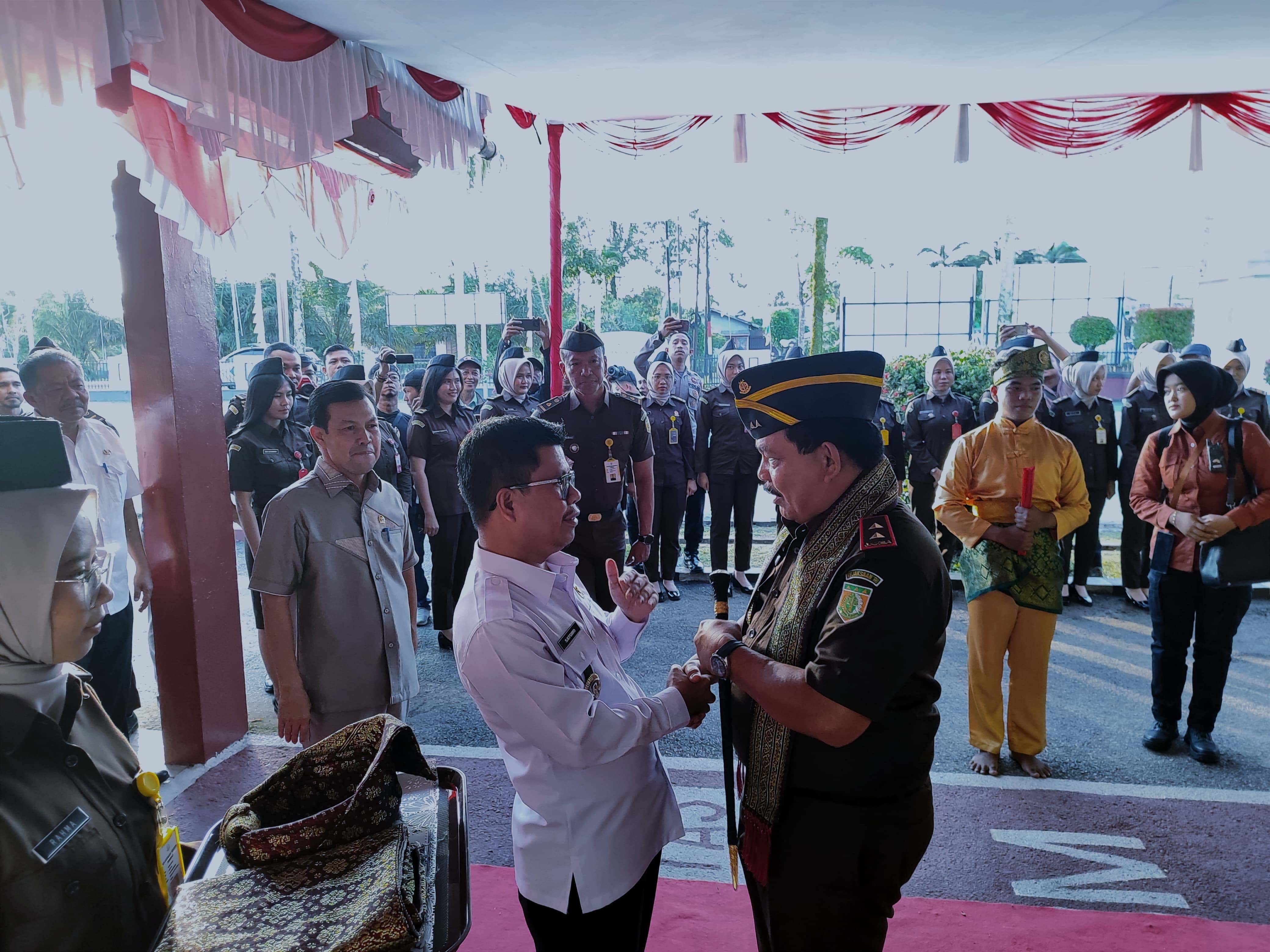 BUPATI SAMBAS SAMBUT KUNJUNGAN KERJA KEPALA KEJAKSAAN TINGGI KALBAR