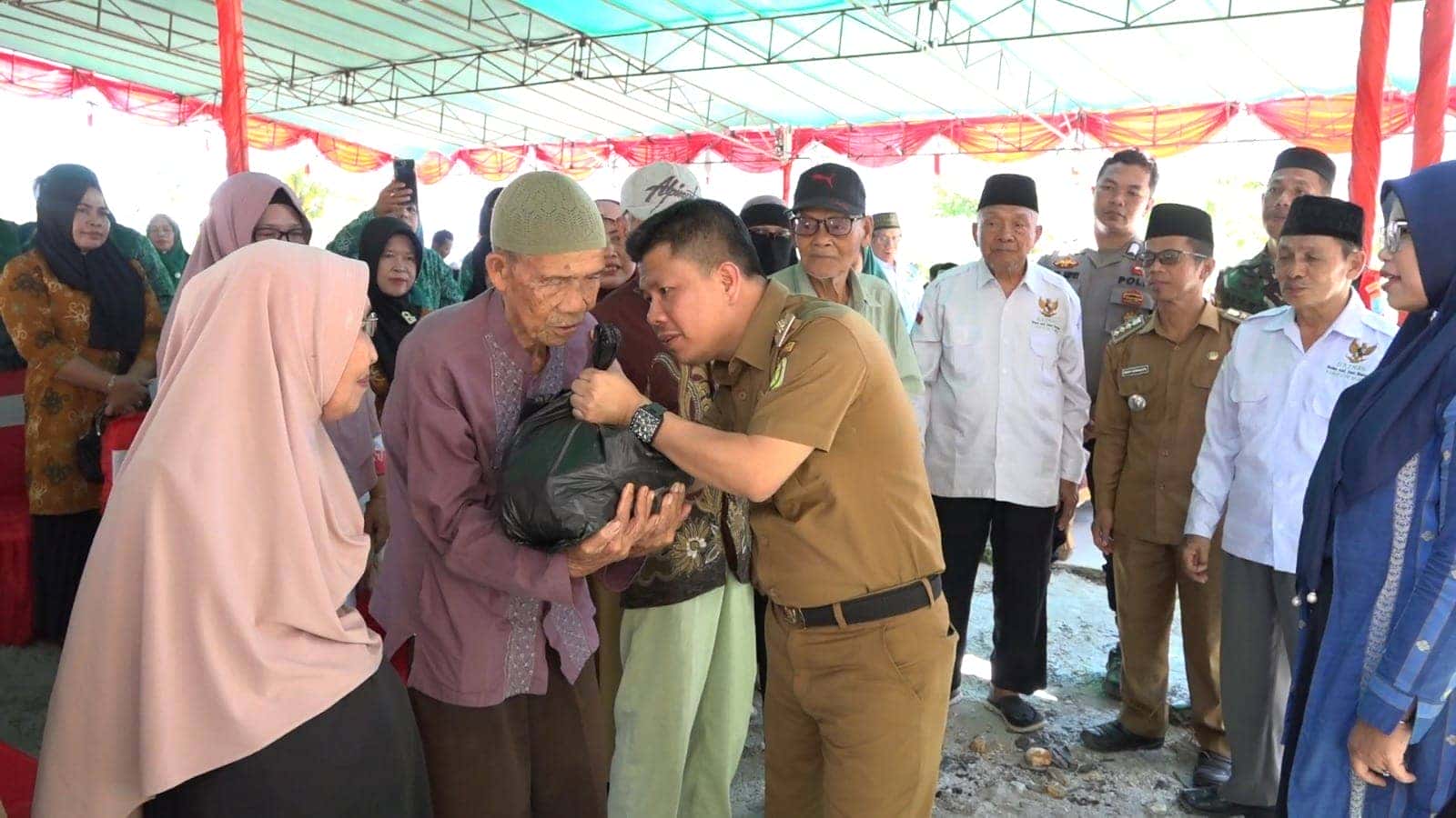 BUPATI SATONO HADIRI LAYANAN KESEHATAN GRATIS DAN PENDISTRIBUSIAN PAKET SEMBAKO BAZNAS DI RUMAH SEHAT BAZNAS