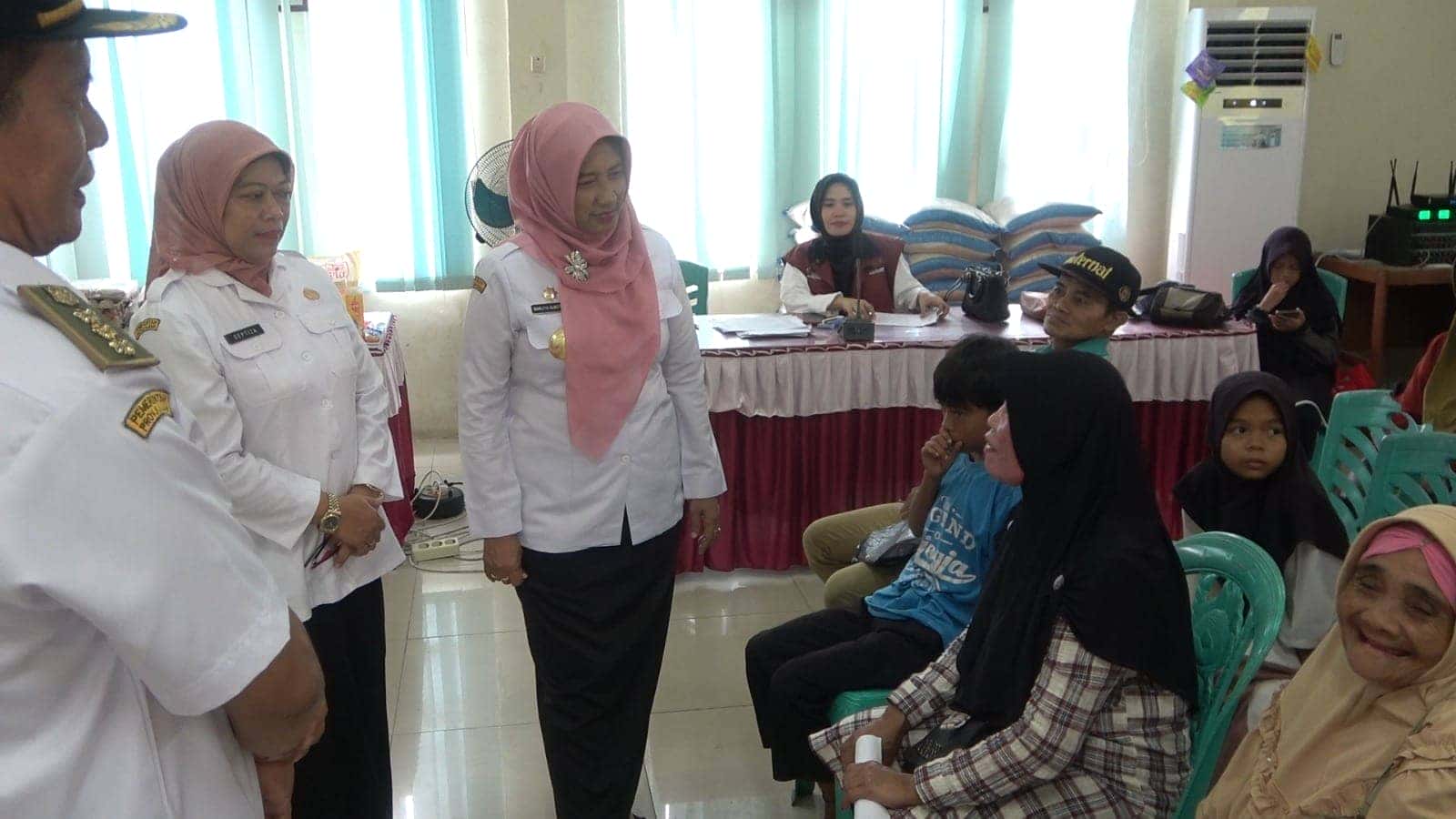 PJS BUPATI SAMBAS MENYAKSIKAN PEMBAGIAN PAKET SEMBAKO BANTUAN KEMENSOS RI DI KANTOR CAMAT SAMBAS