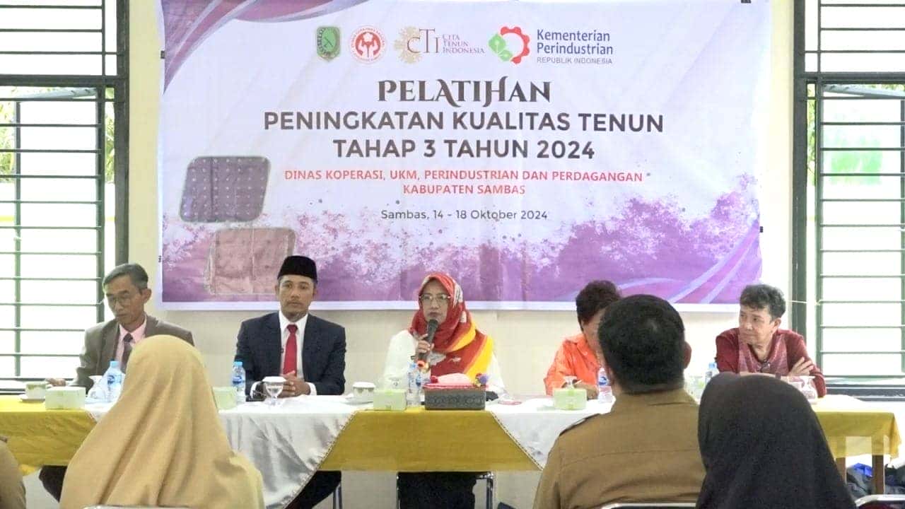 PJS BUPATI SAMBAS MARLYNA BUKA PELATIHAN PENINGKATAN KUALITAS TENUN SAMBAS DI SENTRA TENUN SAMBAS