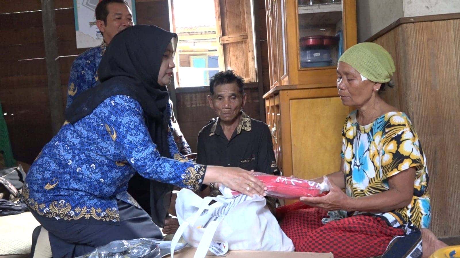 PJS BUPATI SAMBAS MARLYNA KUNJUNGI KORBAN KEBAKARAN DI JIRAK SEKALIGUS SERAHKAN BANTUAN SEMBAKO