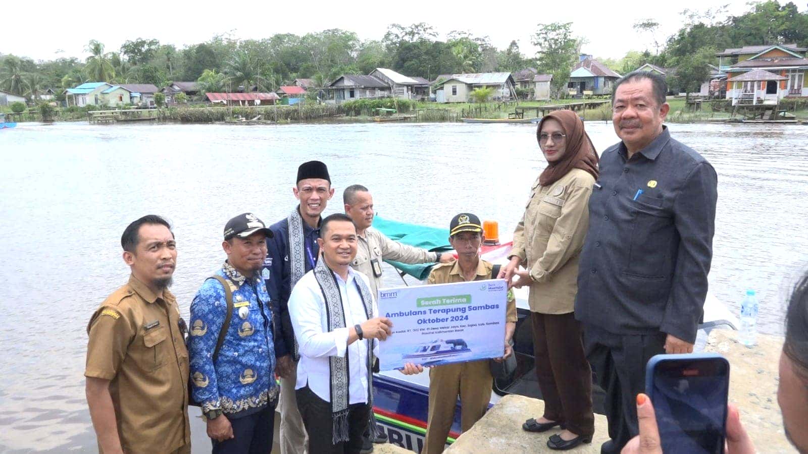 SAKSIKAN BANTUAN AMBULANCE TERAPUNG, PJS MARLYNA HARAP DAPAT DIKELOLA DENGAN BAIK OLEH MASYARAKAT MEKAR JAYA SAJAD