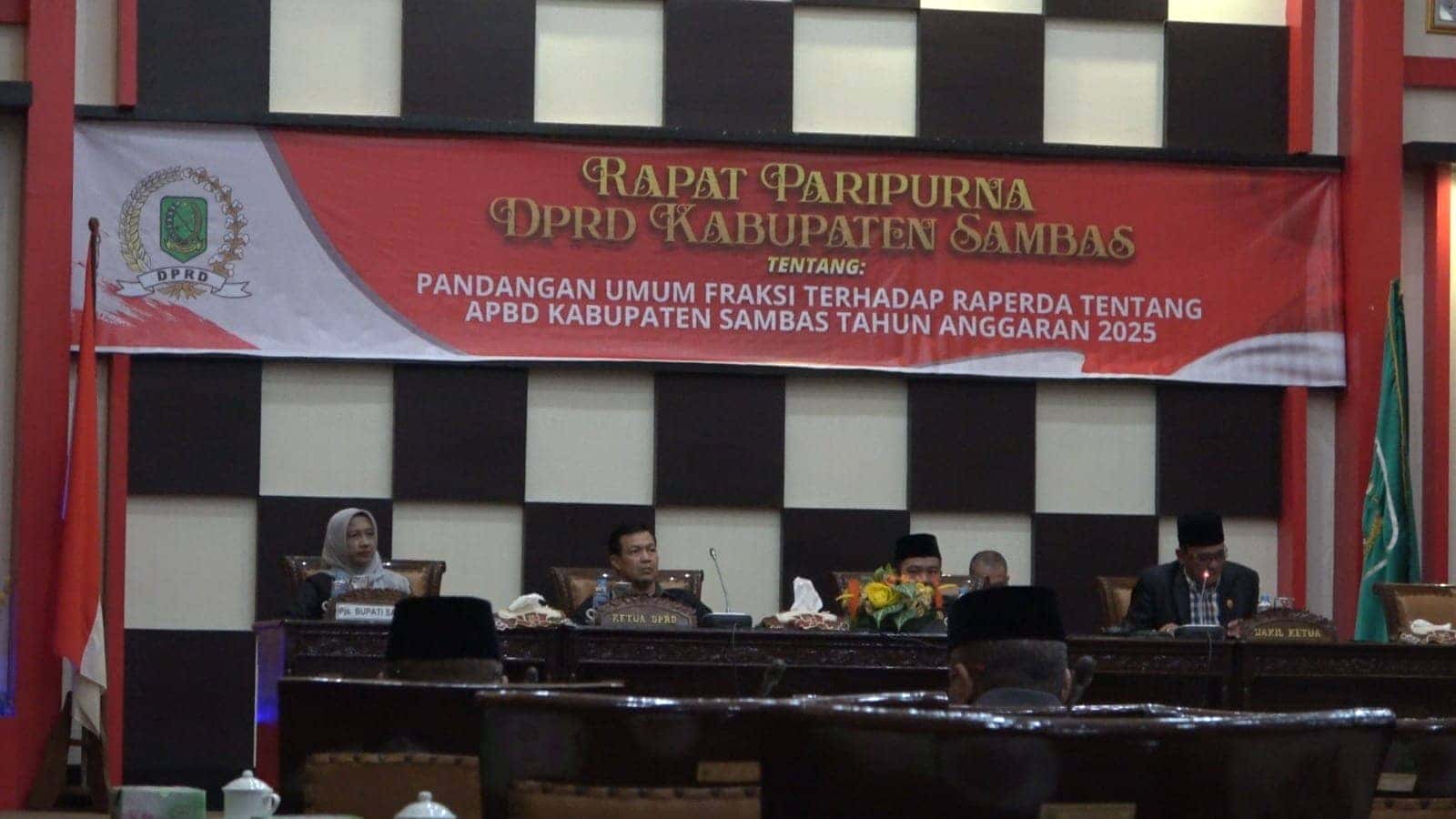 Hadiri Rapat Paripurna DPRD, Pjs Bupati Sambas Pantau Penyampaian Pendapat Fraksi atas Raperda APBD 2025