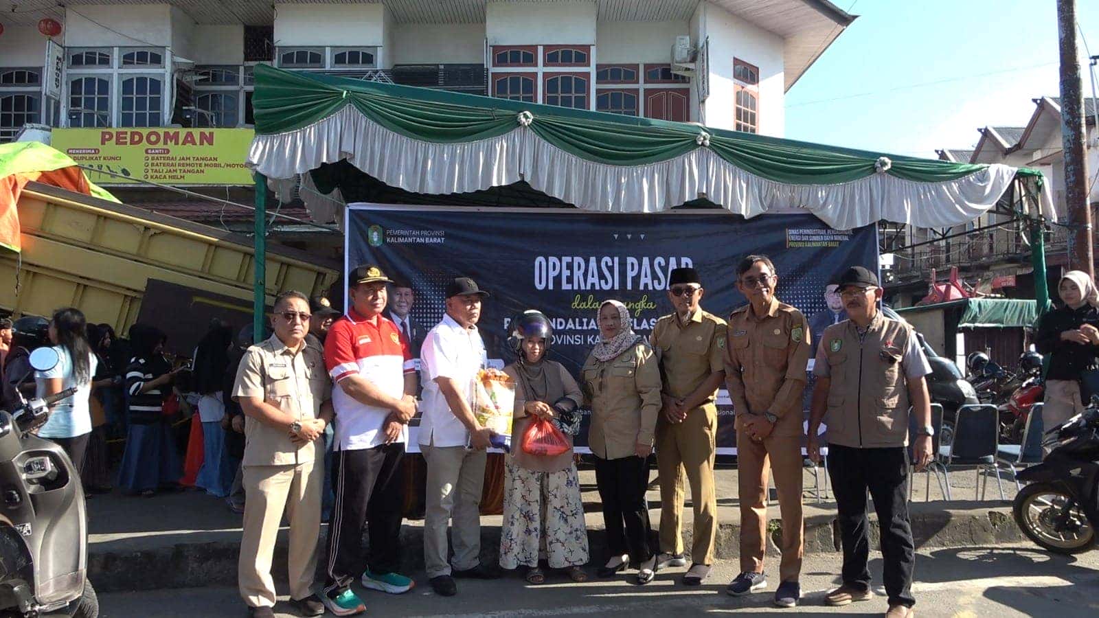 Pjs. Bupati Sambas Pantau Operasi Pasar Pengendalian Inflasi di Pasar Sambas