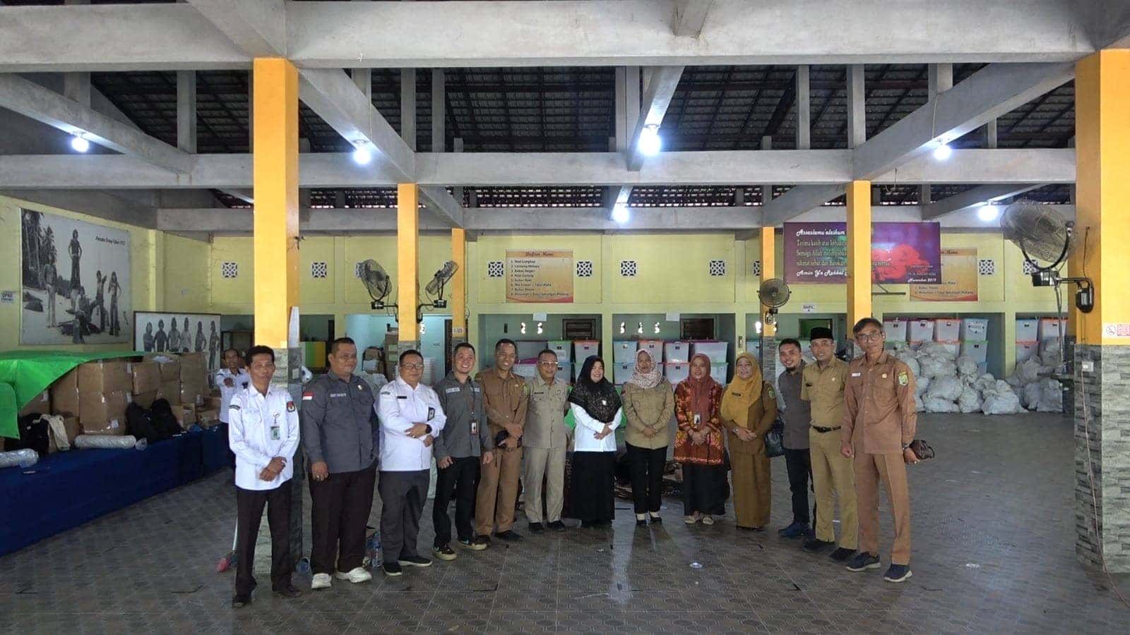 Pjs Bupati Sambas Pantau Kesiapan Logistik Pilkada 2024 di Gudang Logistik Desa Kartiasa