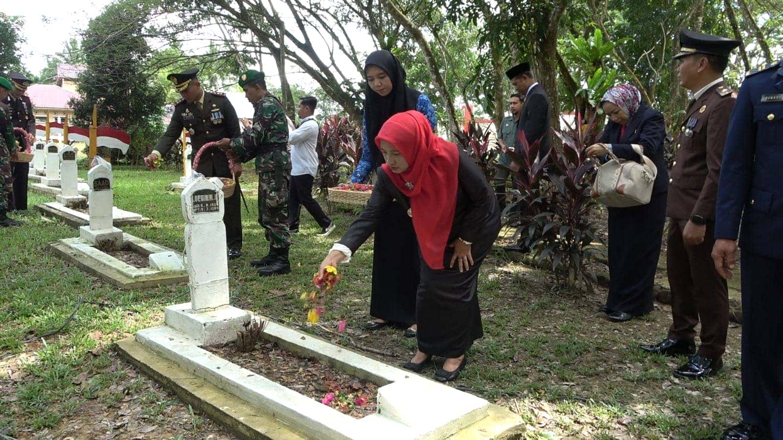 PJS BUPATI SAMBAS MARLYNA IKUTI ZIARAH MAKAM PAHLAWAN DALAM RANGKA HARI PAHLAWAN KE 79 TAHUN 2024