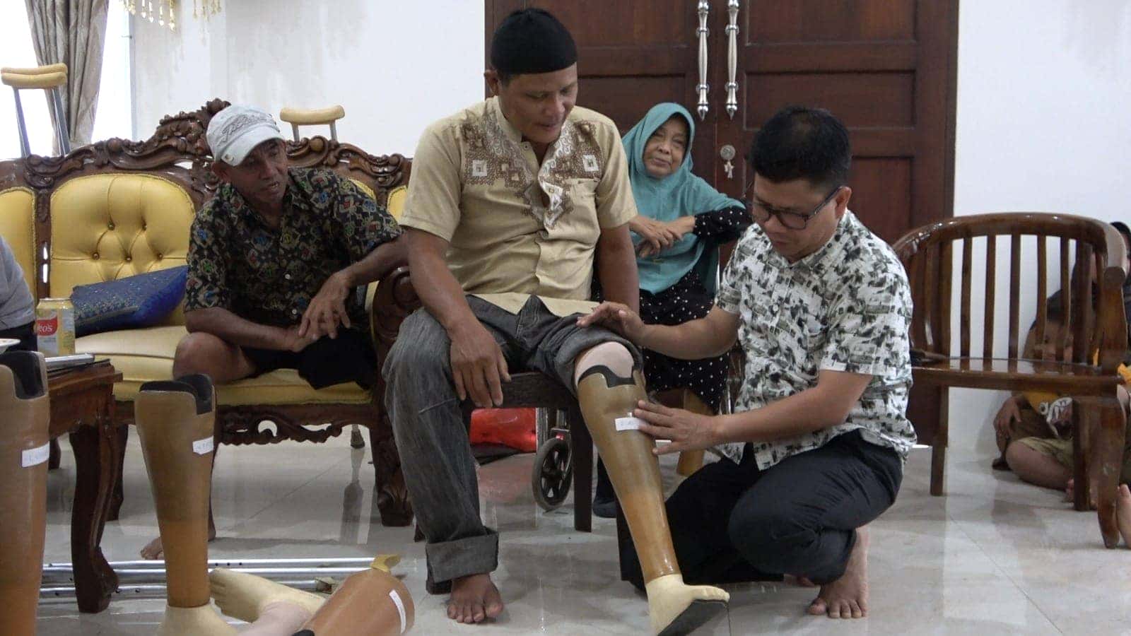 Bupati Sambas Serahkan Kaki Palsu untuk 13 Warga, Bantuan Pribadi H. Satono