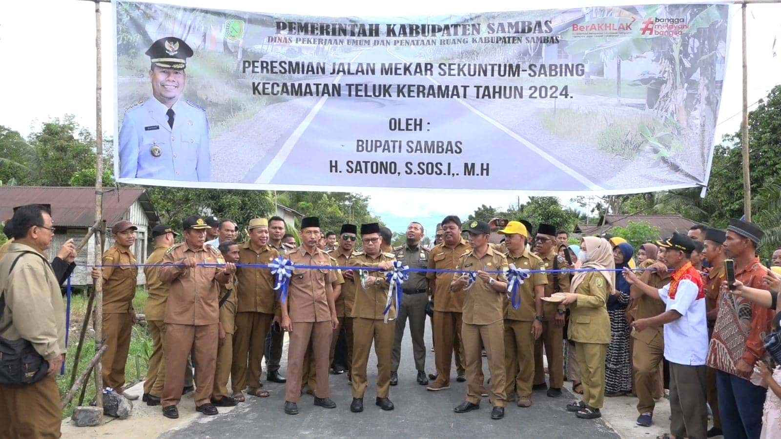 RESMIKAN JALAN MEKAR SEKUNTUM-SABING, KADIS PUPR KATAKAN INI SEBAGAI WUJUD KECINTAAN BUPATI SATONO DENGAN MASYARAKAT TELUK KERAMAT