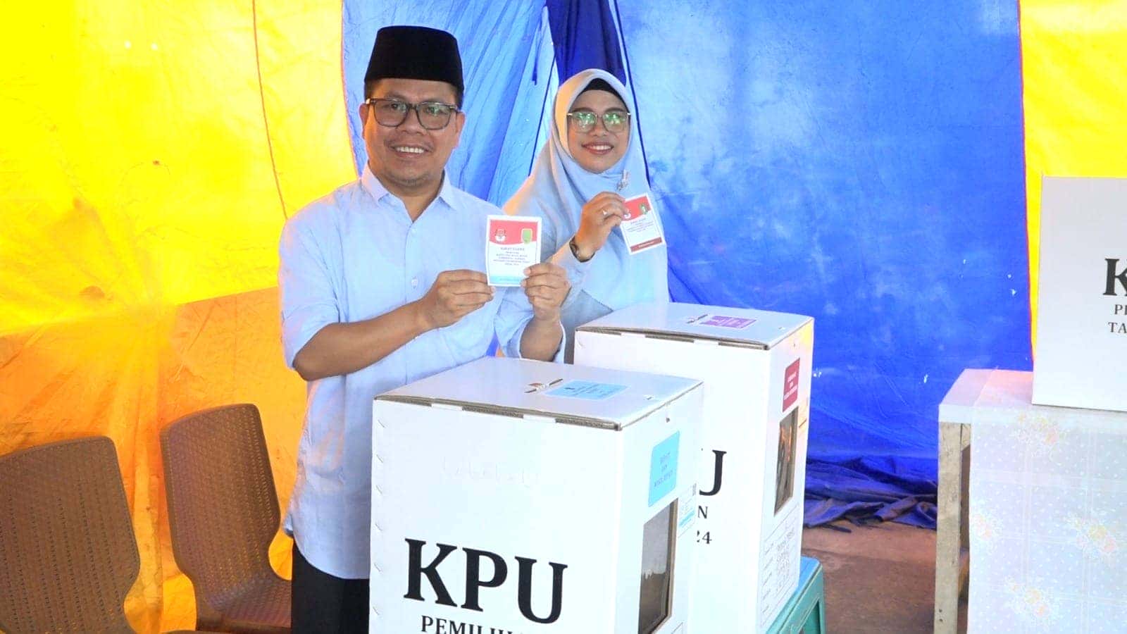 TUNAIKAN HAK PILIH, BUPATI SAMBAS SATONO BERSAMA KETUA TP PKK MENCOBLOS DI TPS 02 TANJUNG MEKAR