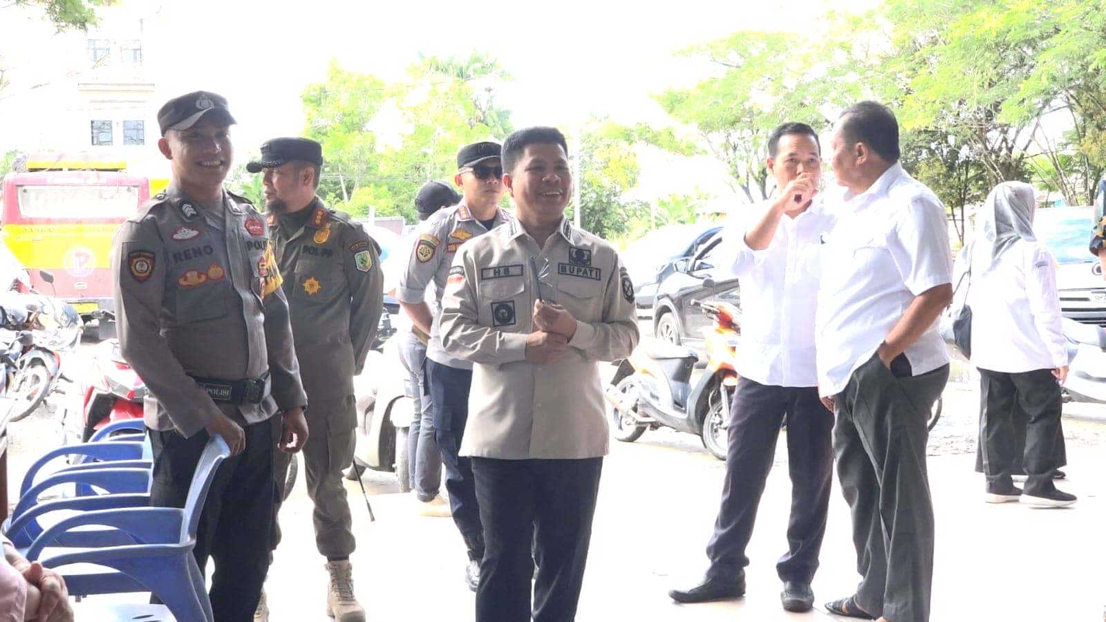 MONITORING PELAKSANAAN PEMUNGUTAN SUARA, BUPATI SAMBAS SATONO MENGUNJUNGI BEBERAPA TPS DI BEBERAPA KECAMATAN