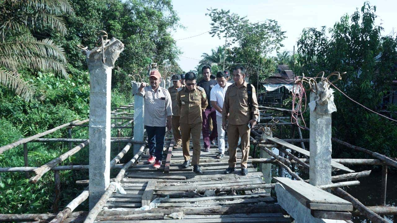 TINJAU PEMBANGUNAN JEMBATAN NON APBD TERPANJANG DI LUBUK LAGAK, BUPATI HARAP PENANTIAN PANJANG WARGA TERWUJUD DALAM WAKTU DEKAT