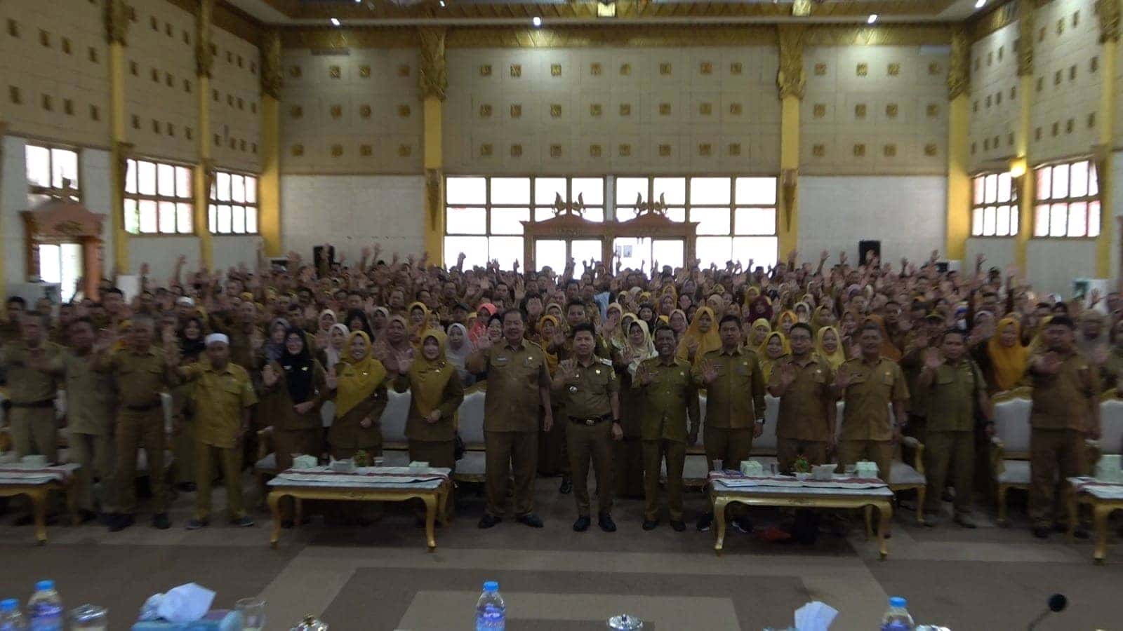 BUPATI SAMBAS SATONO PIMPIN RAKOR DAN EVALUASI PELAKSANAAN PENINGKATAN KUALITAS PENDIDIKAN DI KABUPATEN SAMBAS 2024