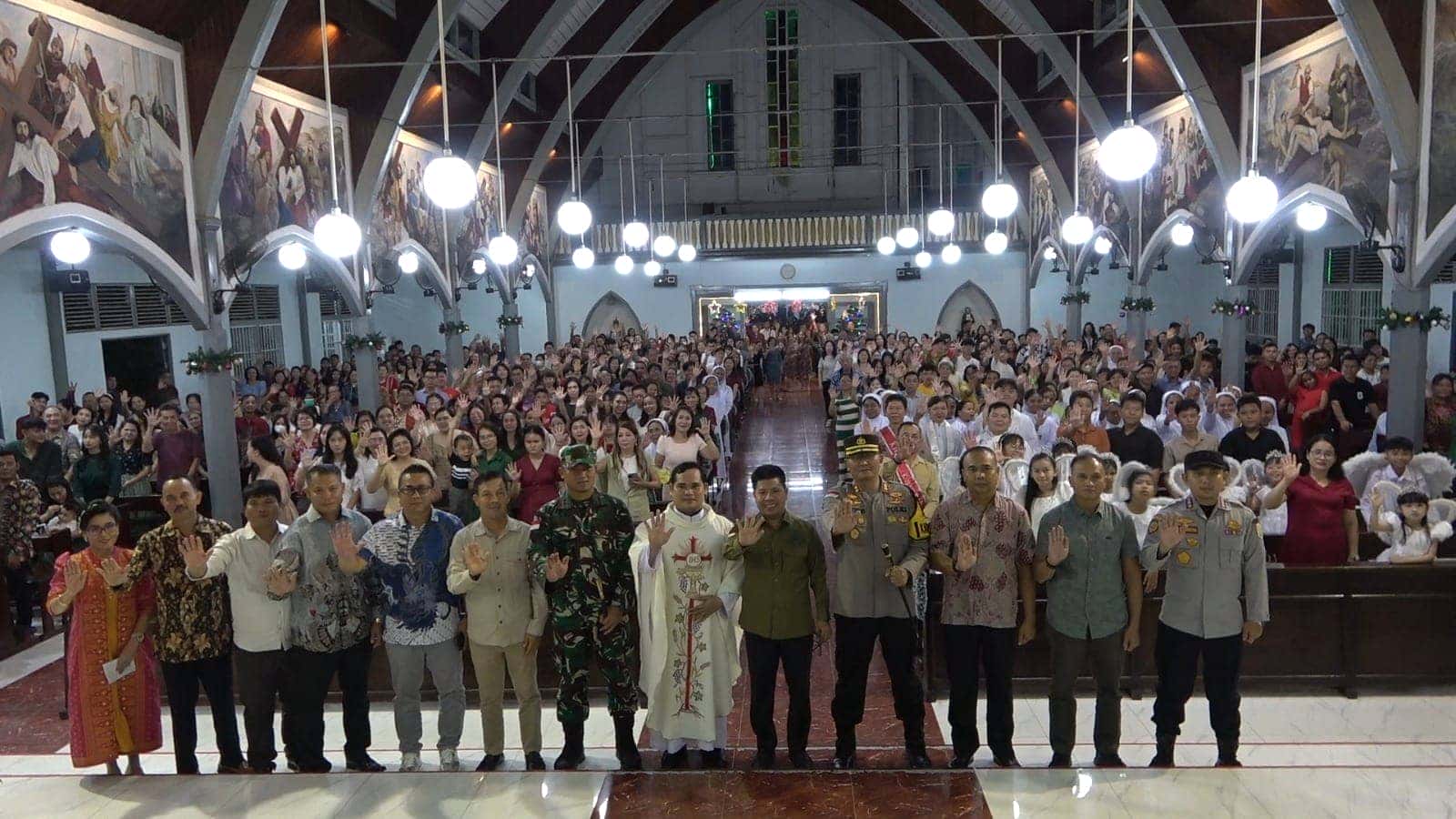 HADIRI MALAM NATAL, BUPATI SATONO: SEMOGA KITA SELALU DAMAI DAN BAHAGIA