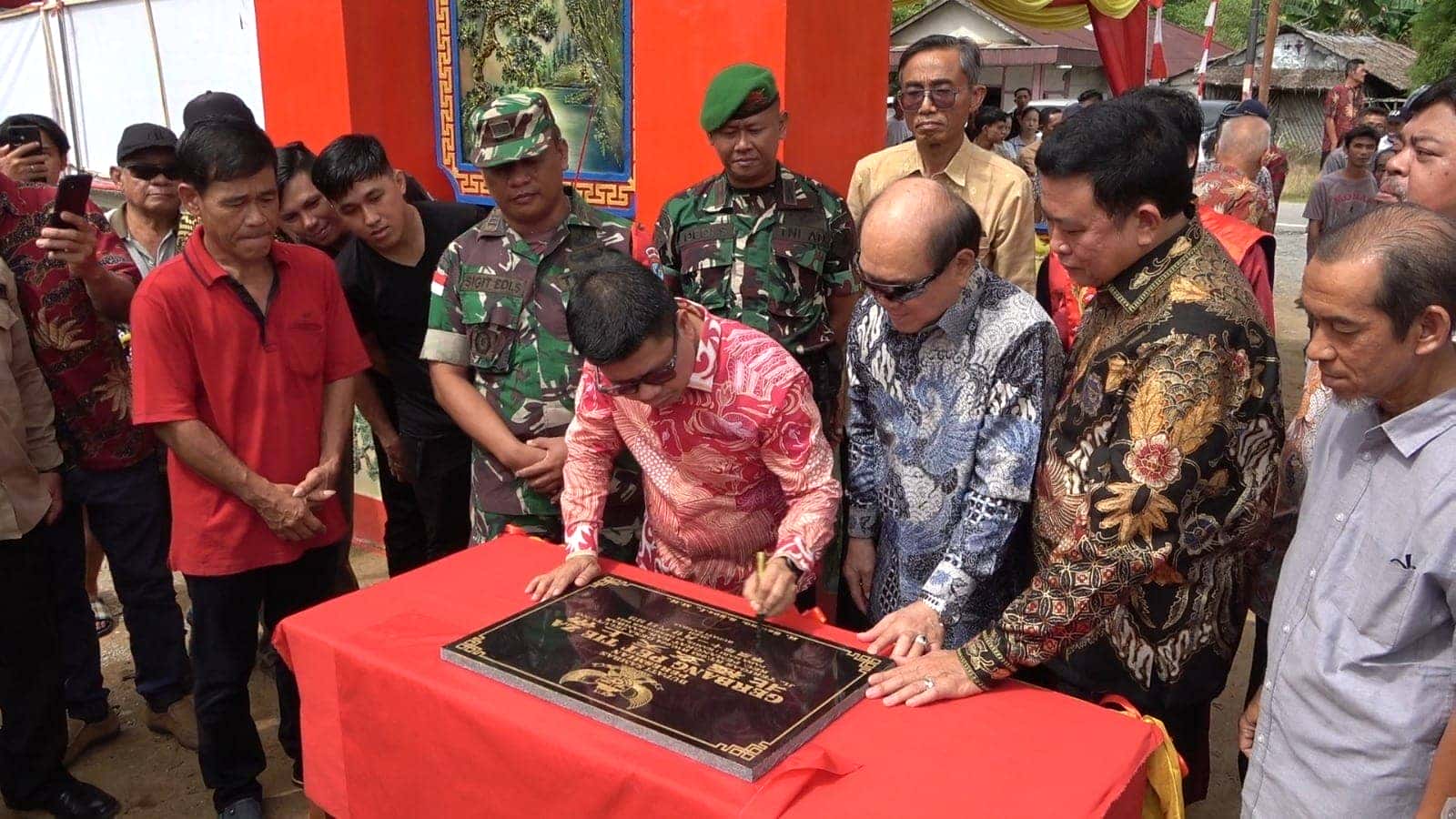 BUPATI SAMBAS H. SATONO RESMIKAN GERBANG KLENTENG PET TIE ZA