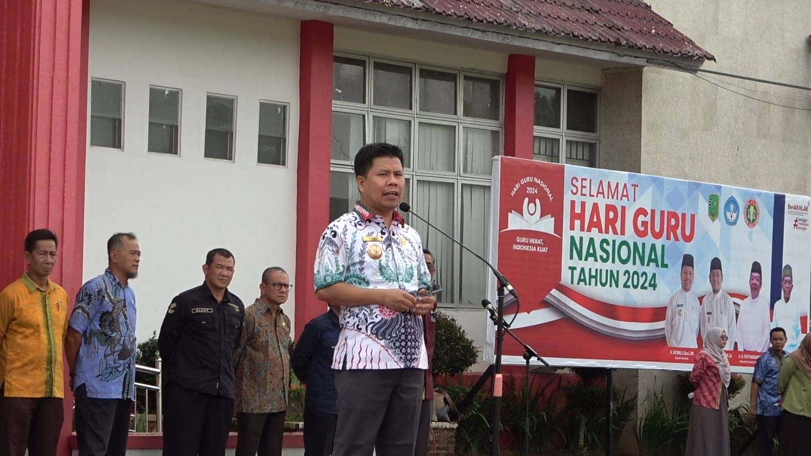 Pemkab Sambas Gelar Apel Gabungan dan Doa Bersama di Awal Tahun 2025 Bupati Satono dan Sekda Fery Madagaskar Ajak ASN Sambas Tingkatkan Kinerja