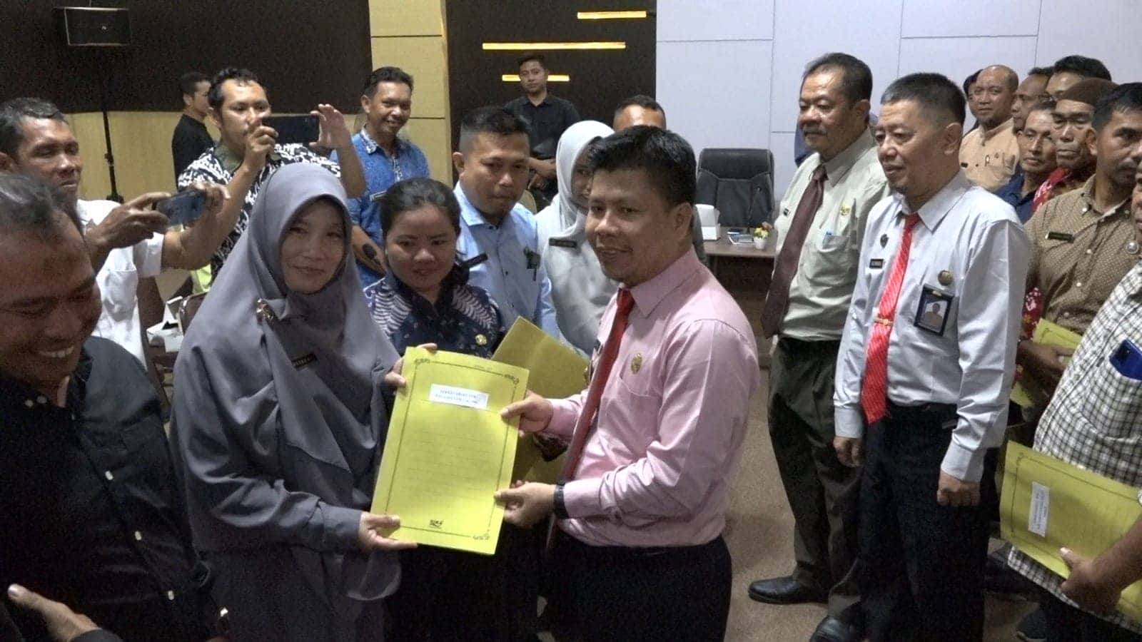 Bupati Satono Serahkan SK Sekretariat PPK Se-Kabupaten Sambas