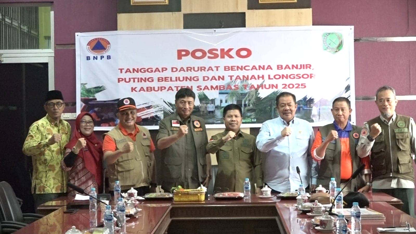 BUPATI SAMBAS TERIMA BANTUAN DUKUNGAN LOGISTIK DAN PERALATAN PENANGAN BENCANA DARI BNPB