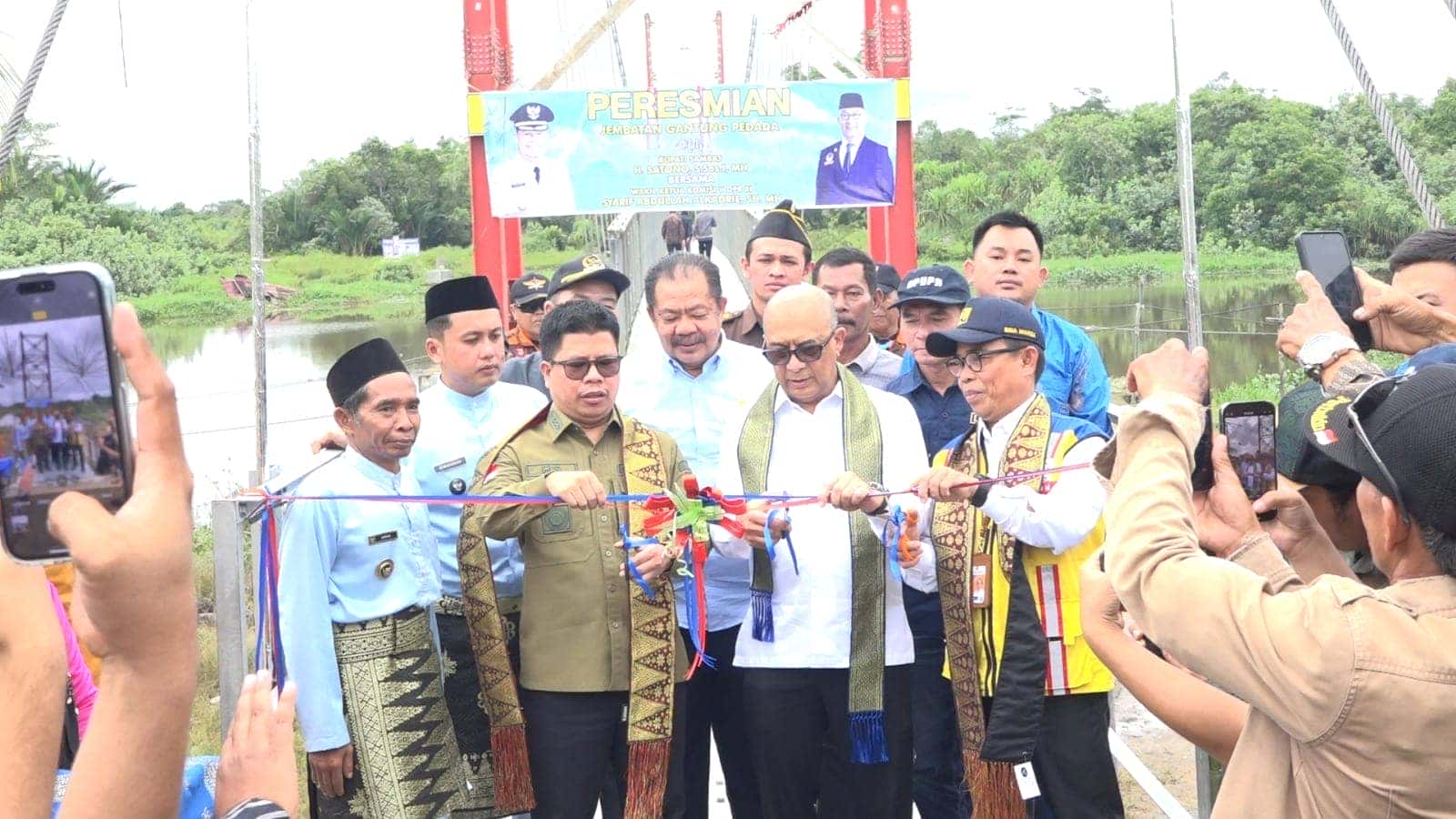 BUPATI SAMBAS SATONO RESMIKAN JEMBATAN GANTUNG PEDADE ASPIRASI DPR RI SYARIF ALKADRIE