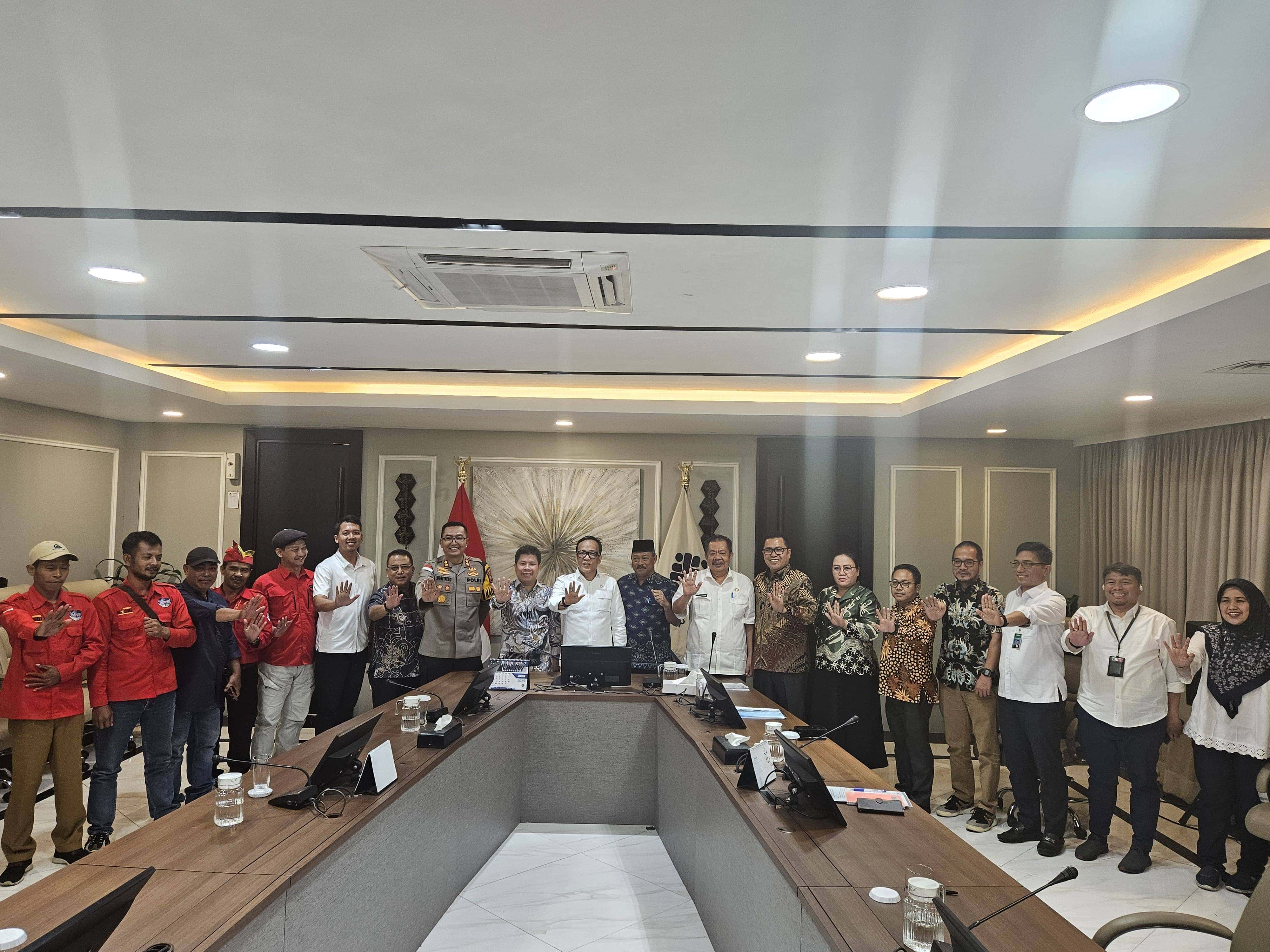 BUPATI SAMBAS SATONO FASILITASI PERTEMUAN PERWAKILAN BURUH SAWIT DENGAN WAKIL MENTERI KETENAGAKERJAAN IMMANUEL EBENEZER