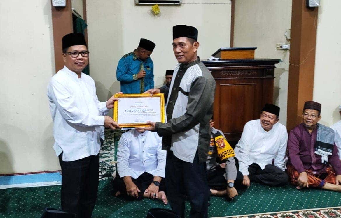SAFARI RAMADHAN SUI BARU, BUPATI SATONO SERAHKAN BANTUAN 100 JUTA