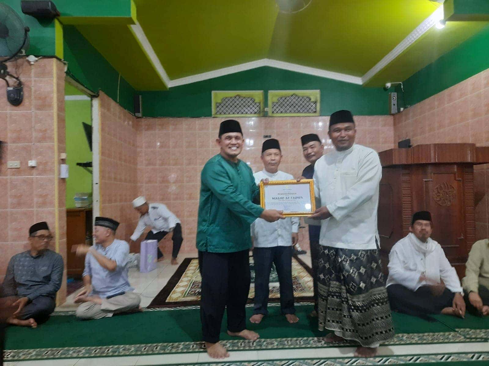 SAFARI RAMADHAN KE KEC. JAWAI, WAKIL BUPATI SAMBAS H. HEROALDI SERAHKAN BANTUAN 100 JUTA KE SURAU ASH SHOLAH DESA BAKAU.