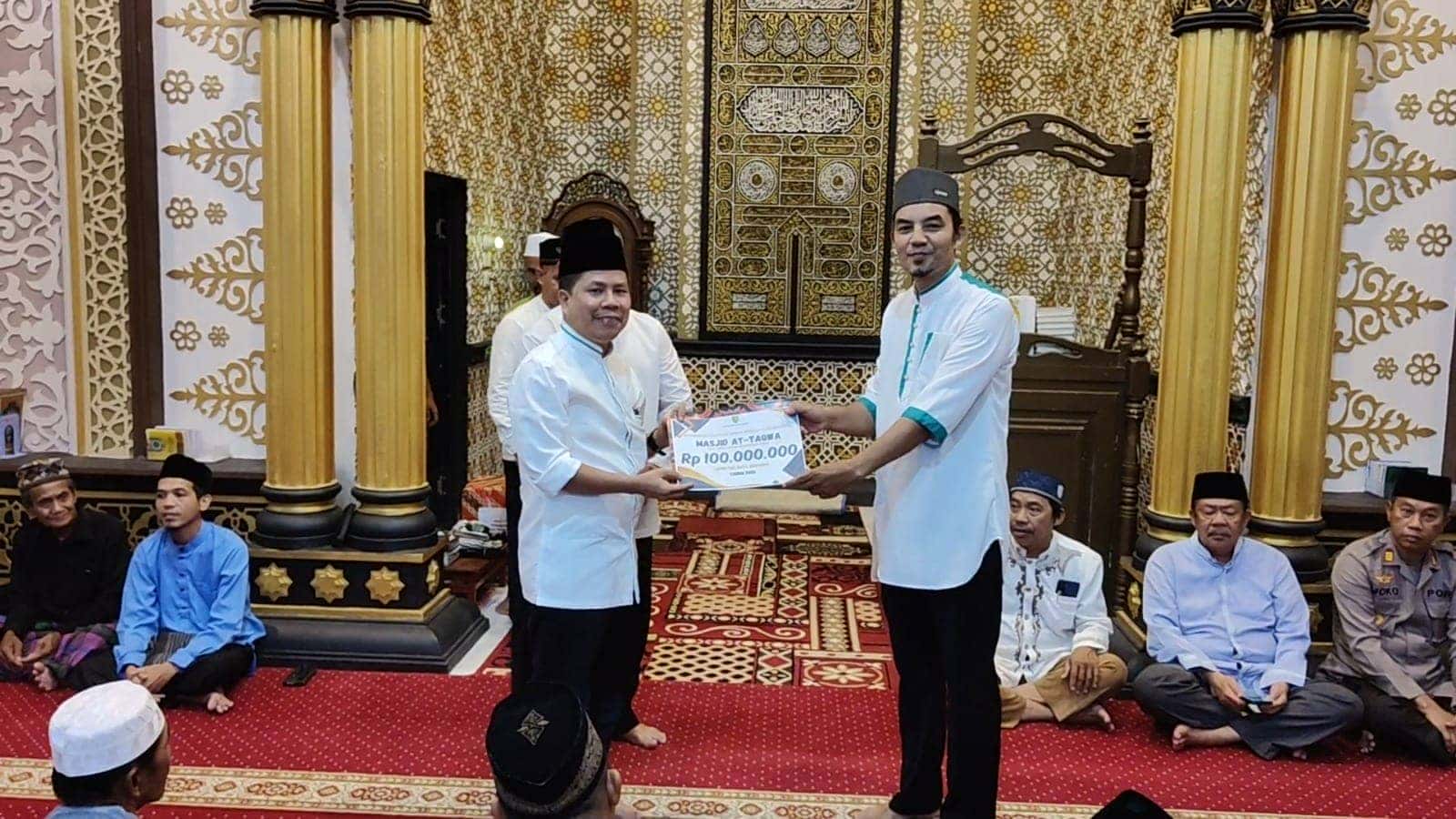 PIMPIN SAFARI RAMADHAN KE KEC.PALOH, BUPATI SATONO SERAHKAN BANTUAN KE MASJID AT-TAQWA TANAH HITAM SEBESAR RP. 100 JUTA.
