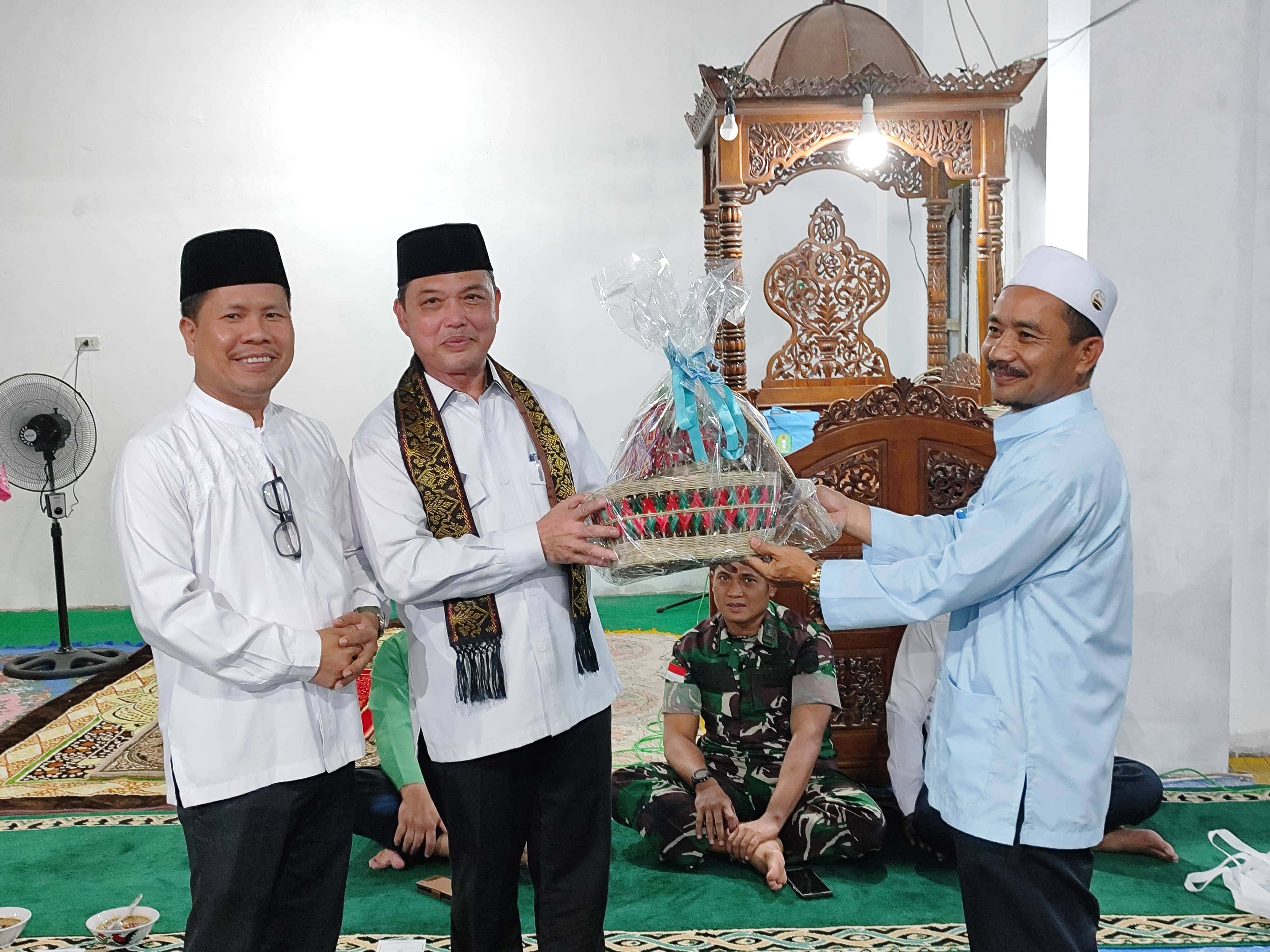 BUPATI SATONO DAMPINGI GUBERNUR RIA NORSAN SAFARI RAMADHAN DESA SEKUDUK