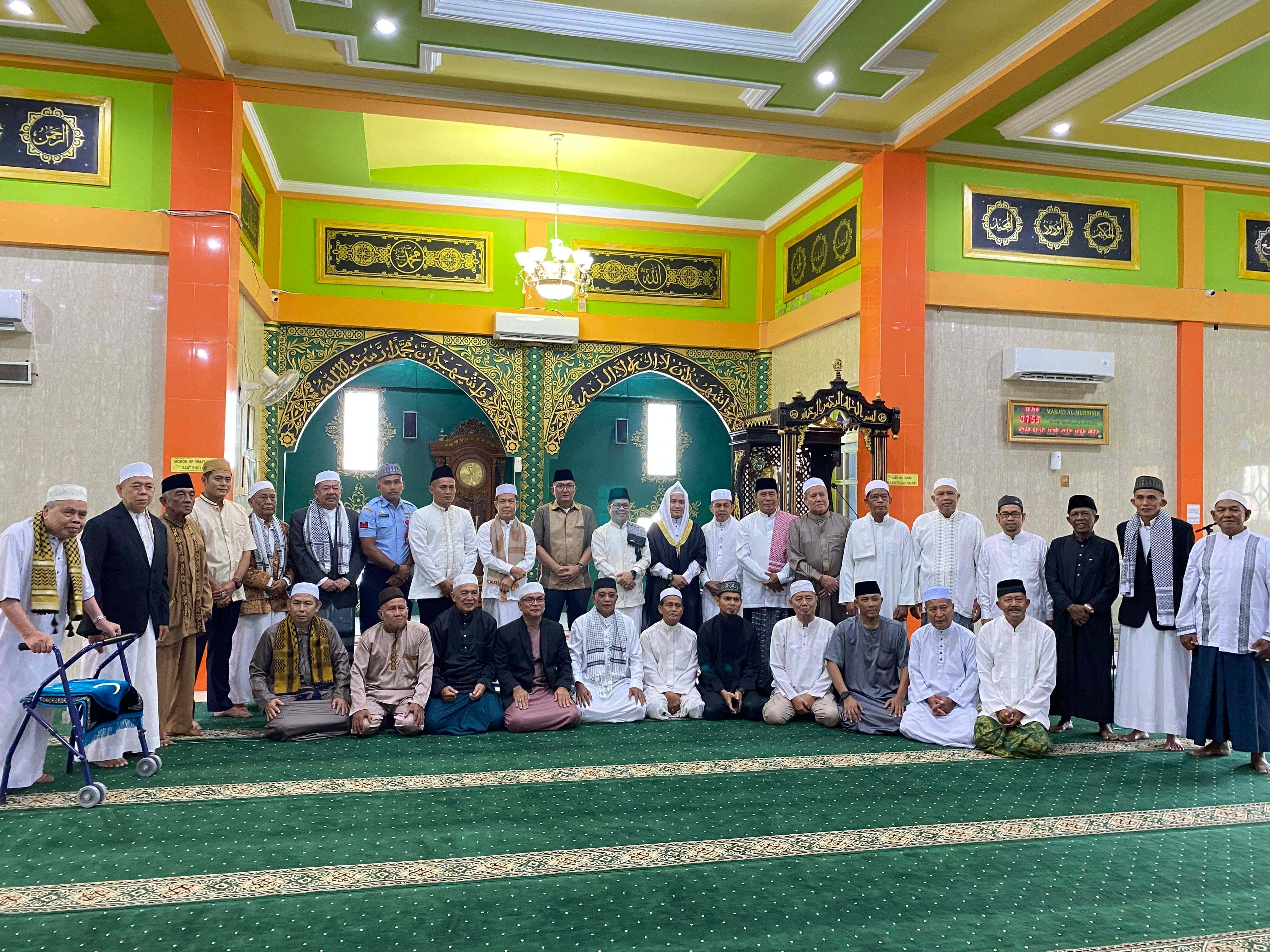 Bupati Sambas H. Satono, S. Sos. I. MH Didampingi Sekretaris Daerah Kabupaten Sambas Melaksanakan Shalat Idul Fitri 1 Syawal 1446 Hijriah di Masjid Al - Muhsinin Desa Tumuk Manggis