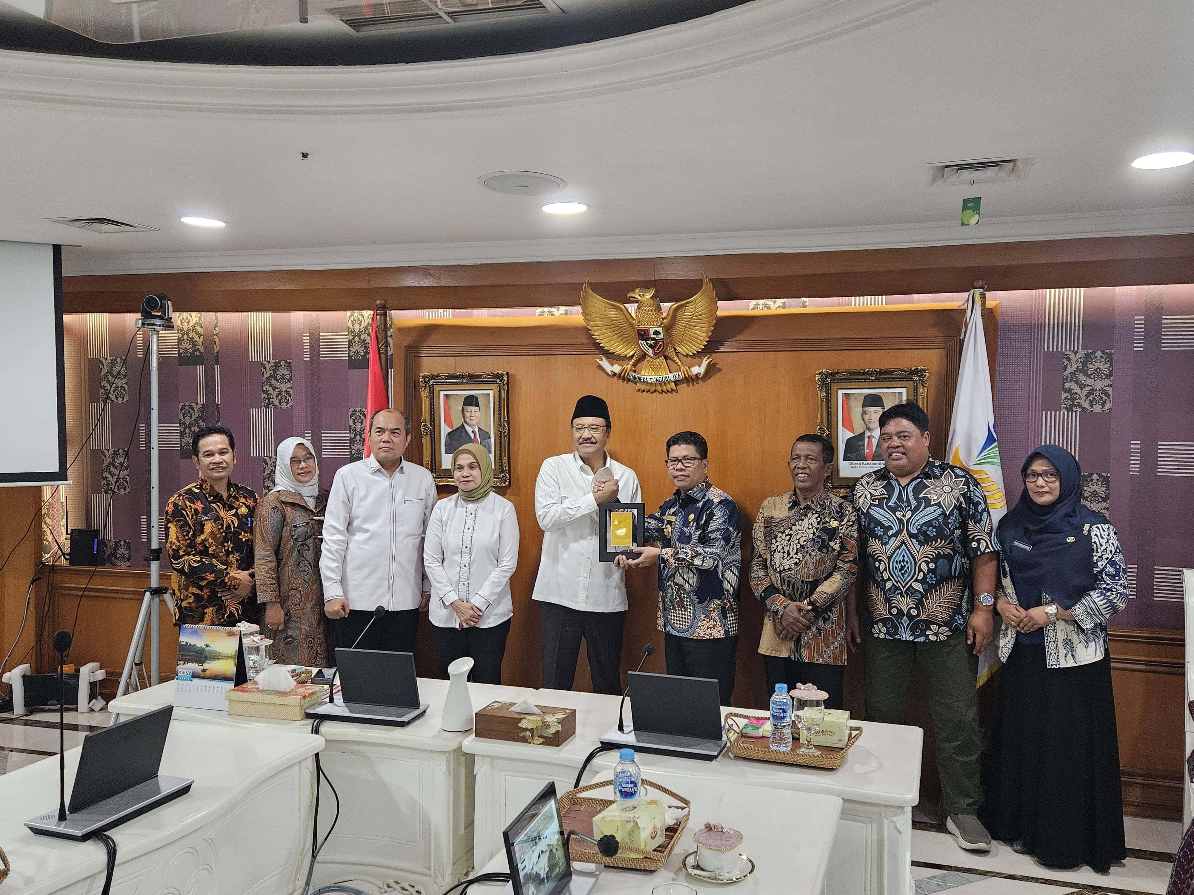 BUPATI SAMBAS SATONO AUDIENSI DENGAN MENTRI SOSIAL RI SAIFULLAH YUSUF BAHAS PERCEPATAN PENANGGULANGAN KEMISKINAN