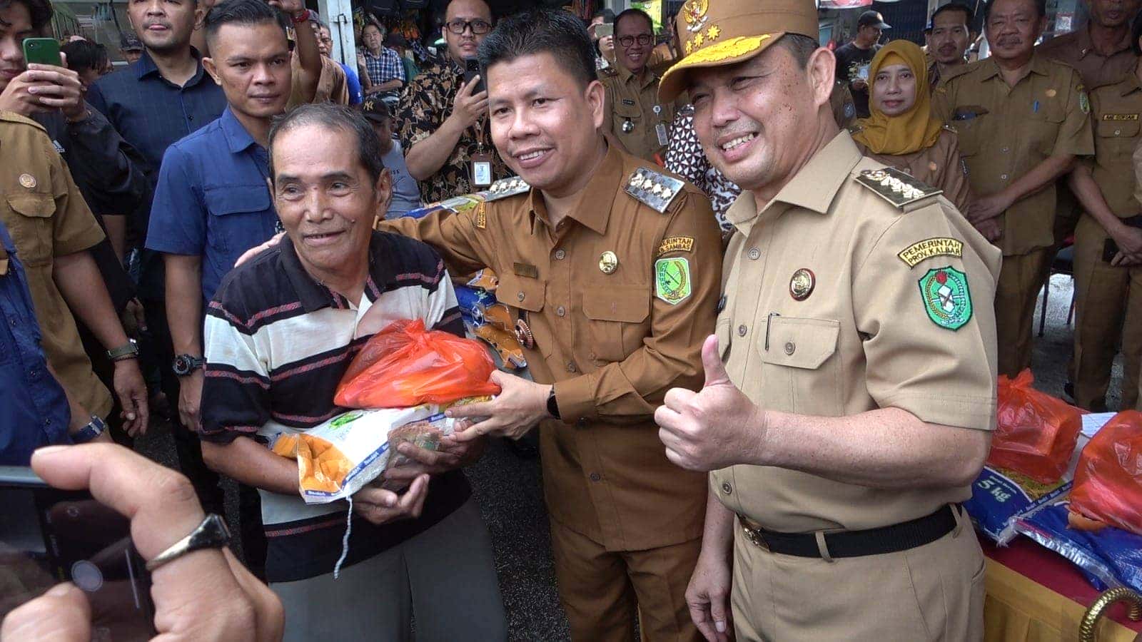 Bupati Sambas Dampingi Gubernur Kalbar Tinjau Operasi Pasar Murah Tekan Inflasi