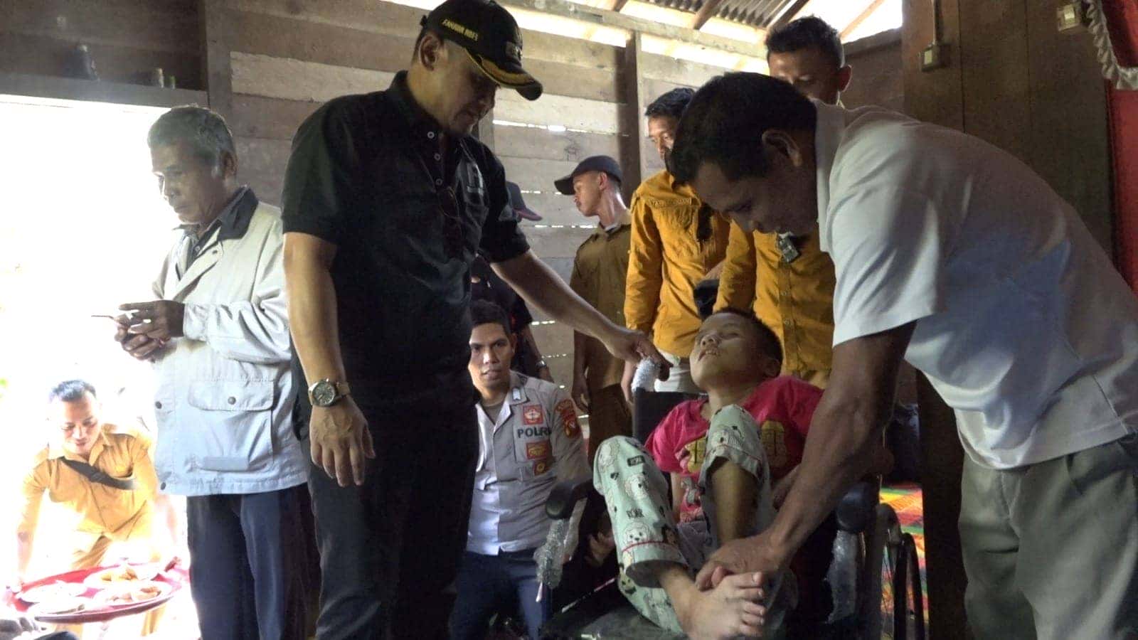 WABUP FAHRUR ROFI SILATURAHMI DENGAN PETANI MILENIAL SERTA SERAHKAN BANTUAN KURSI RODA