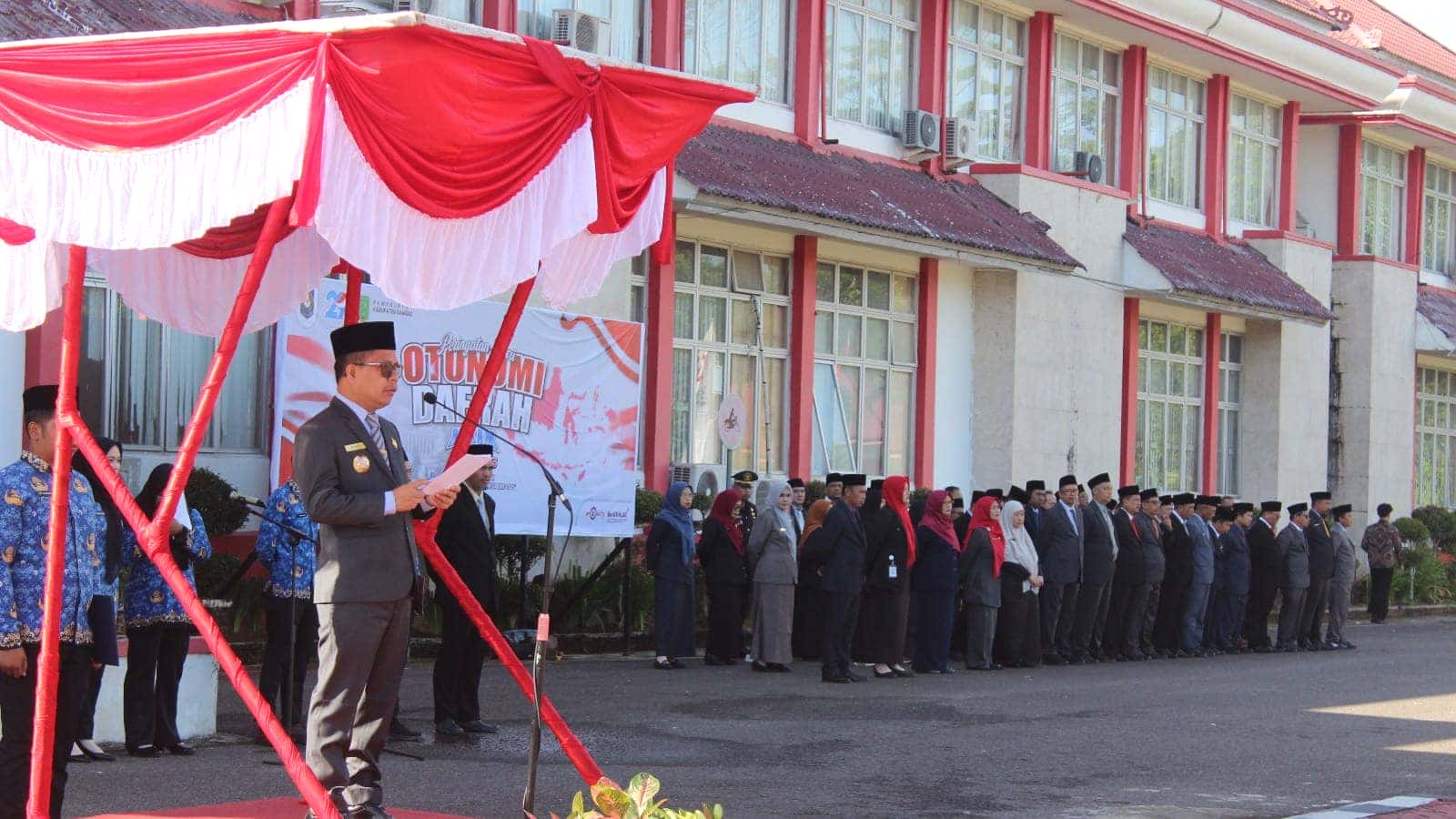 Bupati Sambas Pimpin Upacara Hari Otonomi Daerah ke-29, Tegaskan Komitmen Bangun Sinergi Pusat dan Daerah